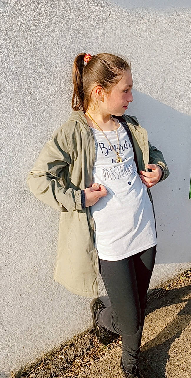 Rihanna a rejoint le concours — aidez-le/la à gagner de superbes lots ! active_pants, electric_blue, fashion_accessory, hair, human_leg, jewellery, joint, knee, leggings, outerwear, person, recreation, running, shoulder, sleeve, sportswear, sweatpant, t_shirt, thigh, waist