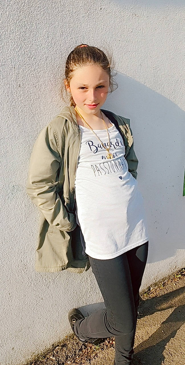 Rihanna a rejoint le concours — aidez-le/la à gagner de superbes lots ! blazer, blond, brown_hair, denim, face, fashion_accessory, fashion_design, flash_photography, grey, human_leg, jewellery, joy, knee, leggings, lip, neck, person, sleeve, sportswear, t_shirt