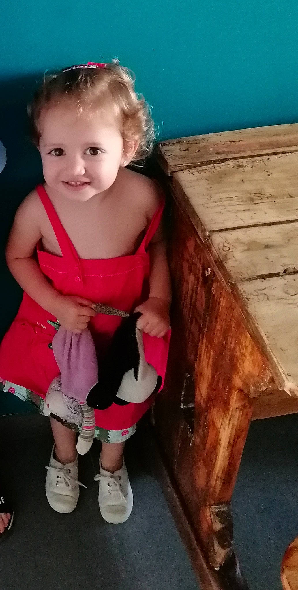 Maeva a rejoint le concours — aidez-le/la à gagner de superbes lots ! baby_toddler_clothing, blue, cheek, eye, facial_expression, hair, happy, head, iris, joy, knee, person, photograph, pink, shoe, skin, sleeve, smile, standing, thigh