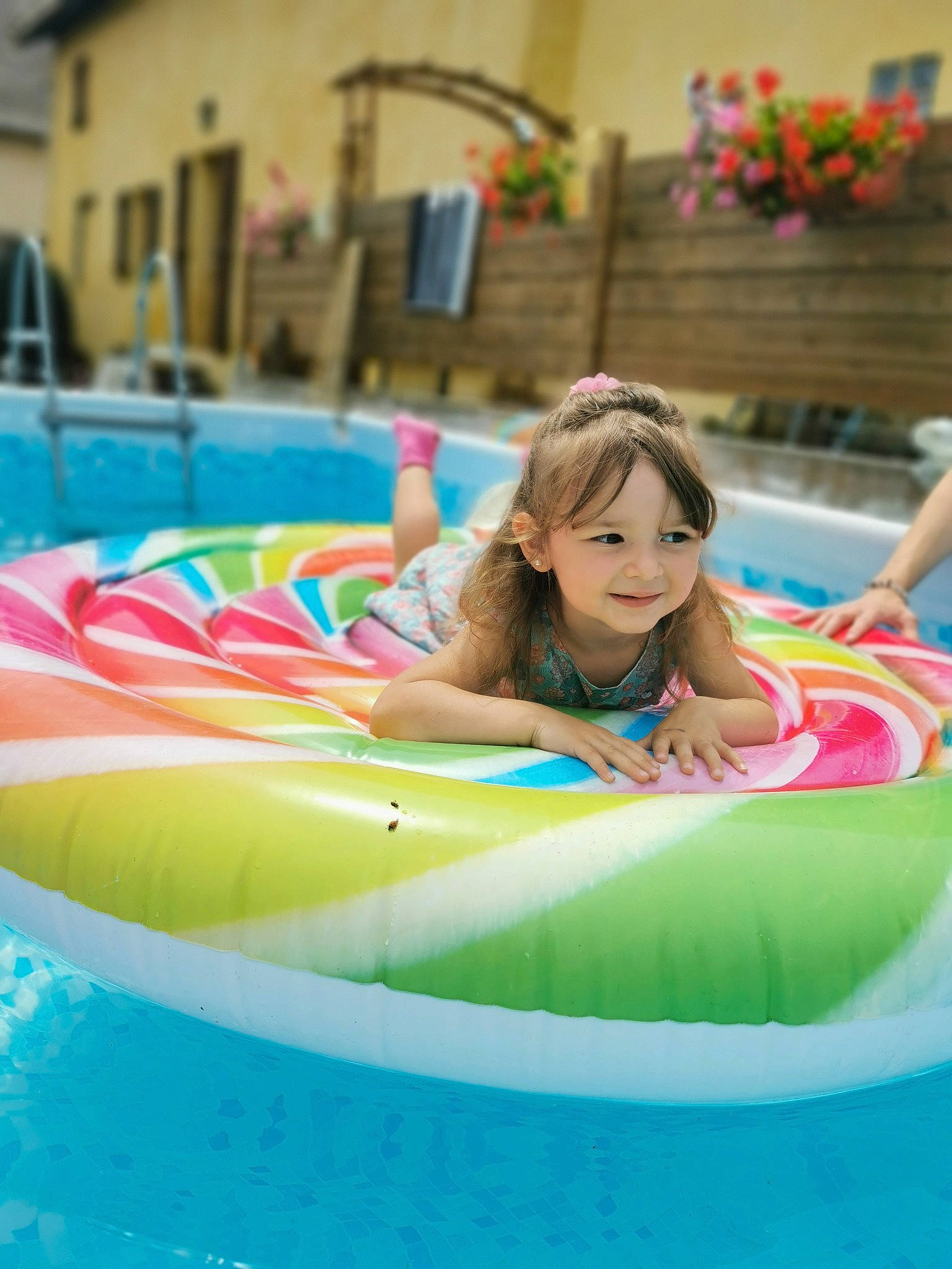 Tessa participe au concours pour gagner de l'argent avec cette photo : bathing, child, chute, event, fun, games, happy, inflatable, joy, leisure, leisure_centre, nonbuilding_structure, person, personal_protective_equipment, play, recreation, smile, swimming_pool, swimwear, toddler