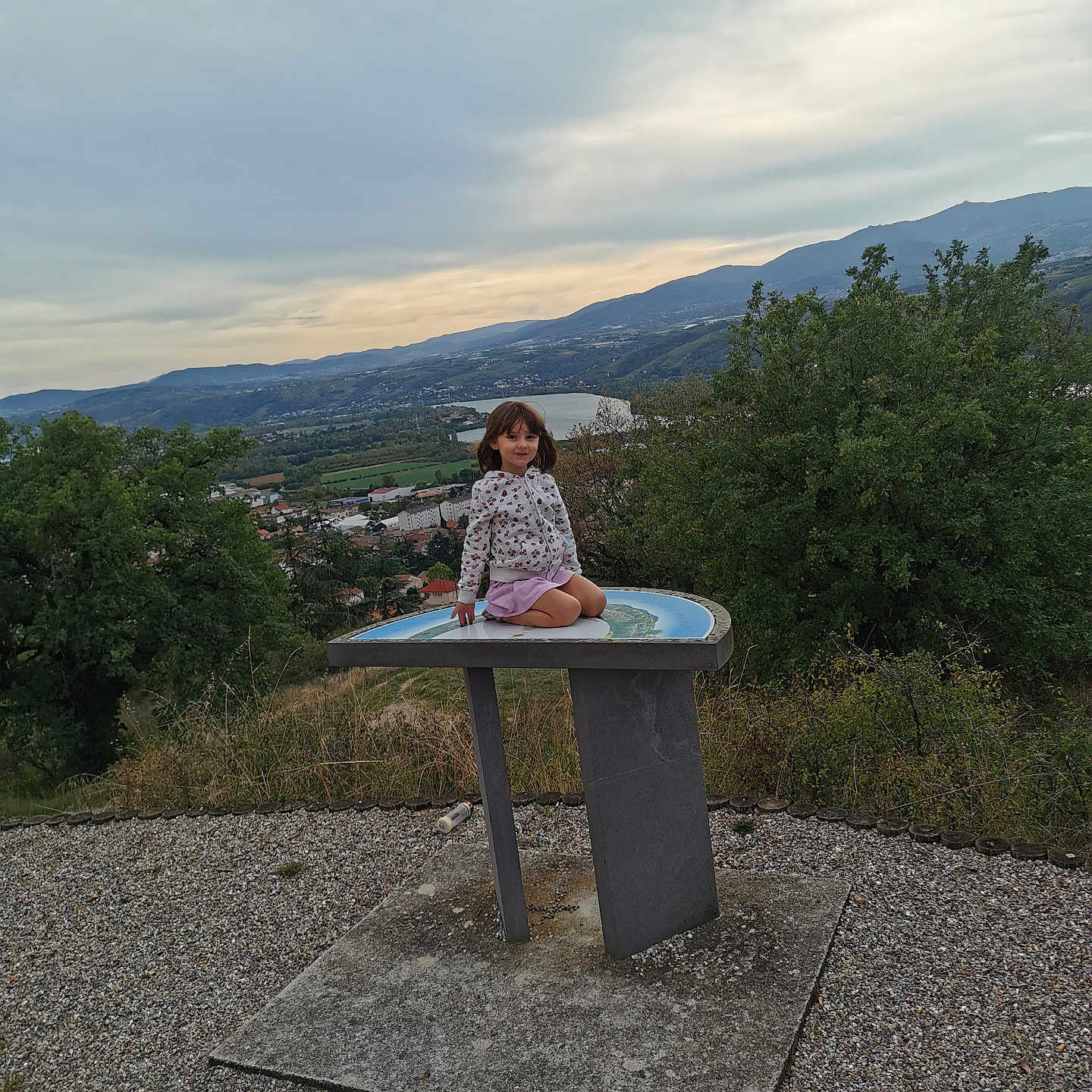 Tessa a rejoint le concours — aidez-le/la à gagner de superbes lots ! basin, child, clothing, face, female, flagstone, girl, gravel, head, knitwear, path, person, road, sitting, slate, sundial, sweater, tub, walkway, water
