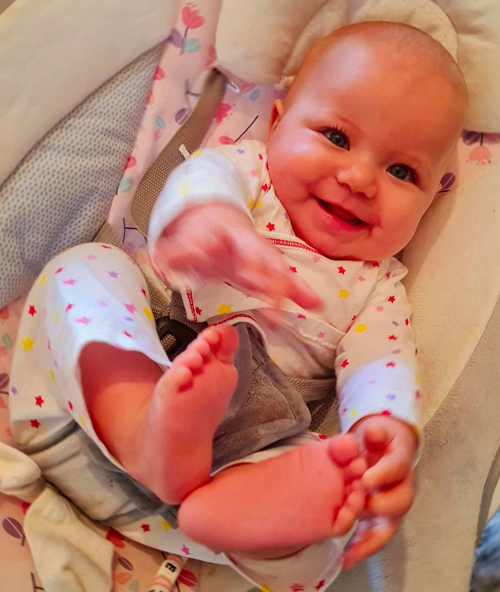 Yélèna a rejoint le concours — aidez-le/la à gagner de superbes lots ! baby, baby_sleeping, baby_toddler_clothing, cheek, child, comfort, eye, face, finger, hand, head, joy, lip, mouth, neck, nose, person, pink, skin, sleeve