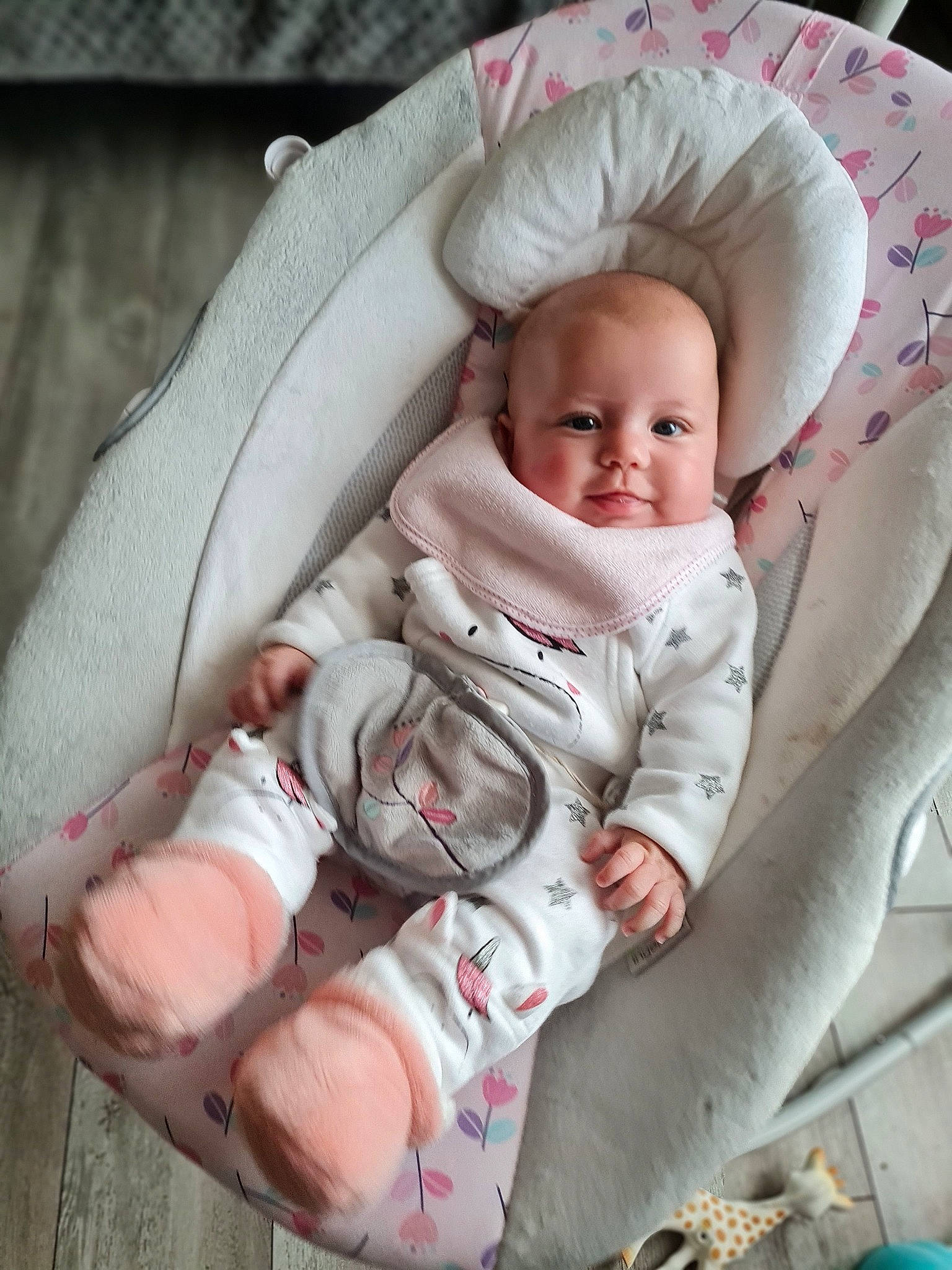 Yélèna a rejoint le concours — aidez-le/la à gagner de superbes lots ! baby, baby_carriage, baby_products, baby_safety, baby_sleeping, baby_toddler_clothing, cheek, child, comfort, eye, face, grass, head, linens, person, pink, product, skin, sleeve, textile