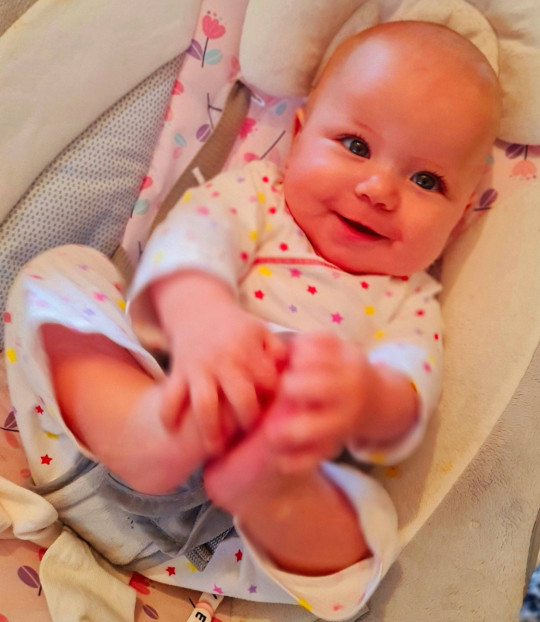 Yélèna a rejoint le concours — aidez-le/la à gagner de superbes lots ! baby, baby_sleeping, baby_toddler_clothing, cheek, comfort, eye, face, hand, head, human_body, lip, mouth, neck, nose, person, product, skin, sleeve, smile, stomach