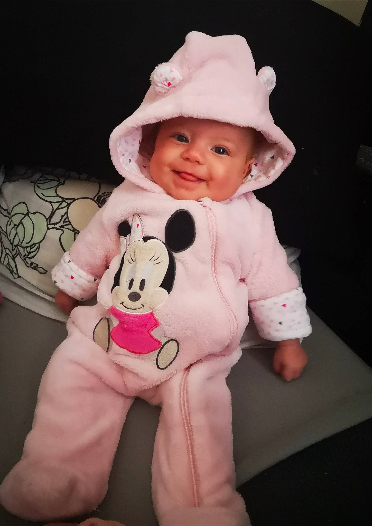 Yélèna a rejoint le concours — aidez-le/la à gagner de superbes lots ! baby, baby_toddler_clothing, cheek, comfort, eye, finger, hand, happy, hat, head, headwear, joy, lip, mammal, mouth, nose, person, pink, skin, sleeve