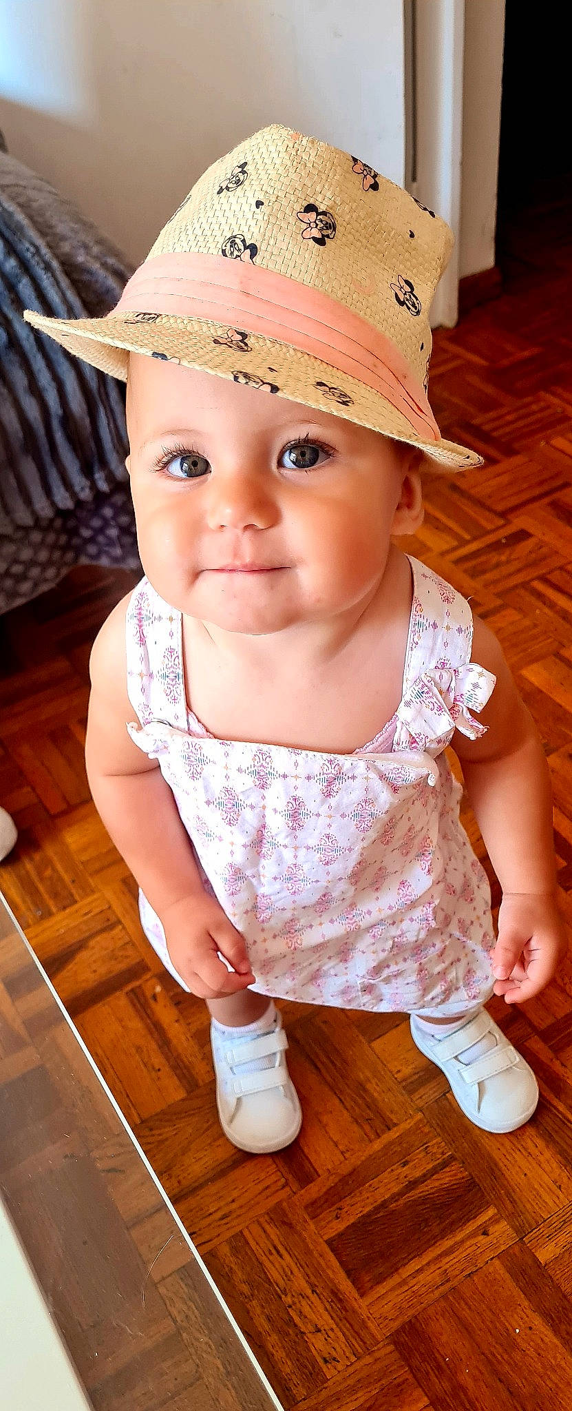 Yélèna a rejoint le concours — aidez-le/la à gagner de superbes lots ! baby, baby_toddler_clothing, cap, cheek, child, chin, eye, flooring, grass, happy, hat, headwear, lip, organ, person, skin, sleeve, smile, sun_hat, toddler