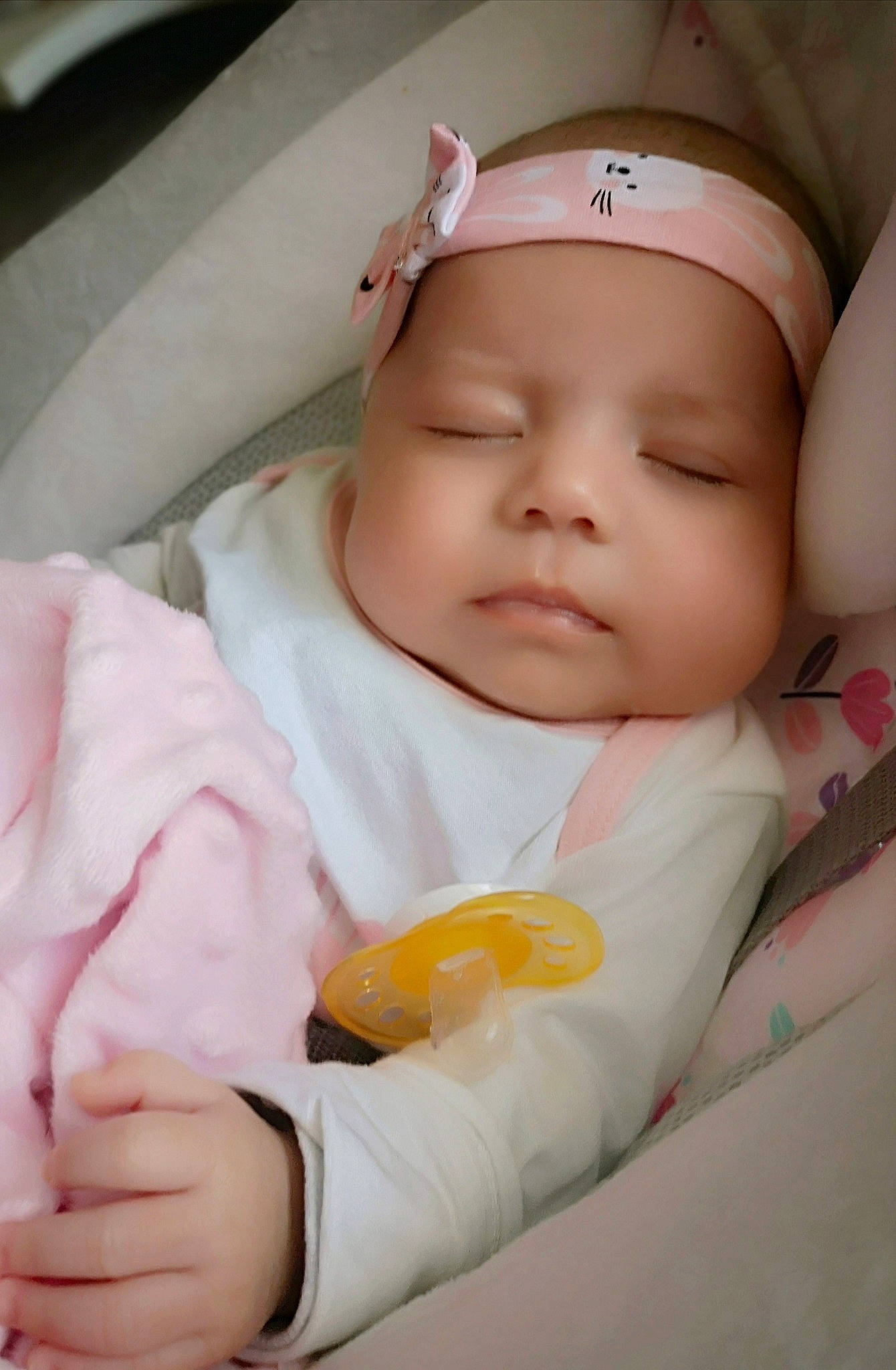 Yélèna participe au concours pour gagner de l'argent avec cette photo : baby, baby_products, baby_sleeping, birth, cheek, child, headwear, mouth, nap, nose, person, pink, skin, sleep, toddler