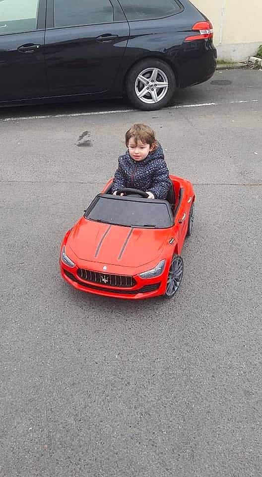 Klara participe au concours pour gagner de l'argent avec cette photo : automotive_design, automotive_exterior, bmw, bumper, car, compact_car, coupe, executive_car, grille, hood, land_vehicle, luxury_vehicle, performance_car, person, personal_luxury_car, sedan, sports_car, sports_sedan, vehicle