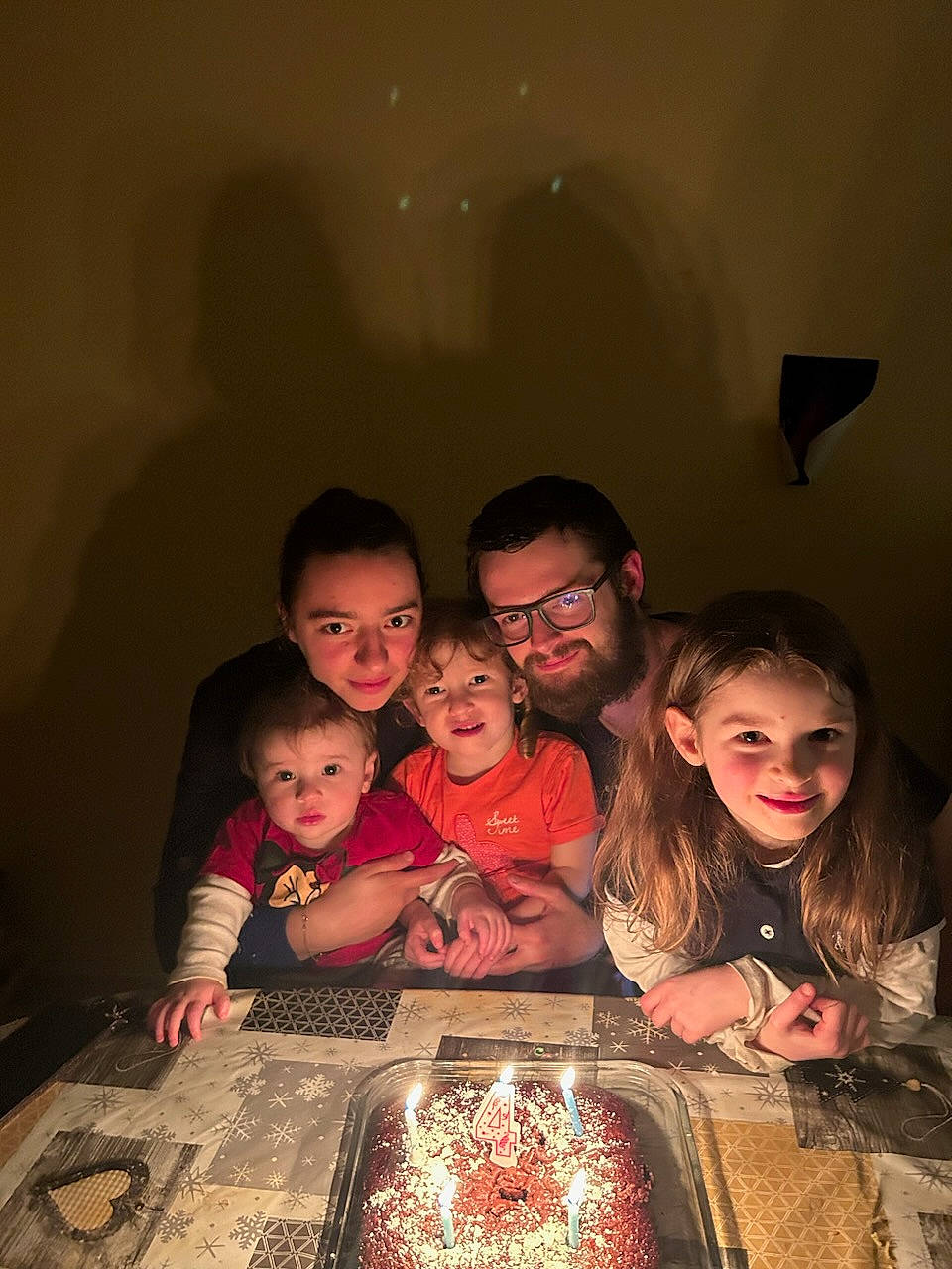 Klara a rejoint le concours — aidez-le/la à gagner de superbes lots ! child, darkness, dessert, event, eyewear, face, flash_photography, friendship, fun, glasses, happy, indoor_games_and_sports, joy, leisure, lighting, person, room, sitting, smile, table