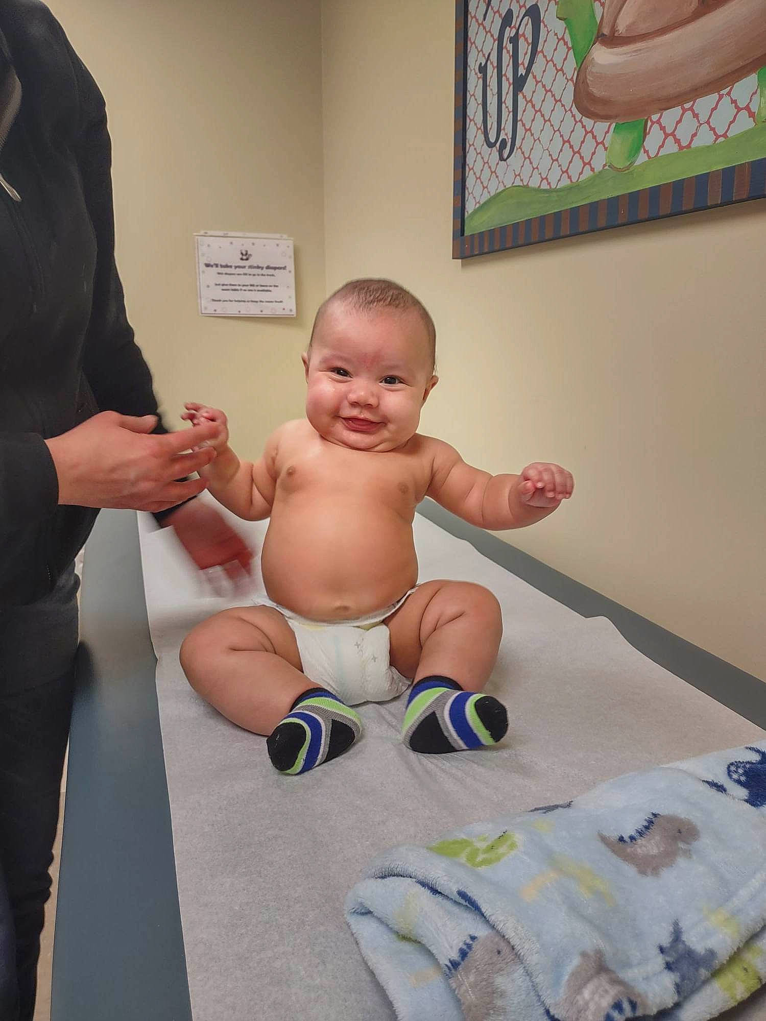 Khyrie is registered to the contest to win money with this photo: abdomen, baby, cheek, child, finger, flooring, foot, fun, gesture, happy, joint, joy, knee, mouth, person, picture_frame, smile, stomach, thigh, thumb