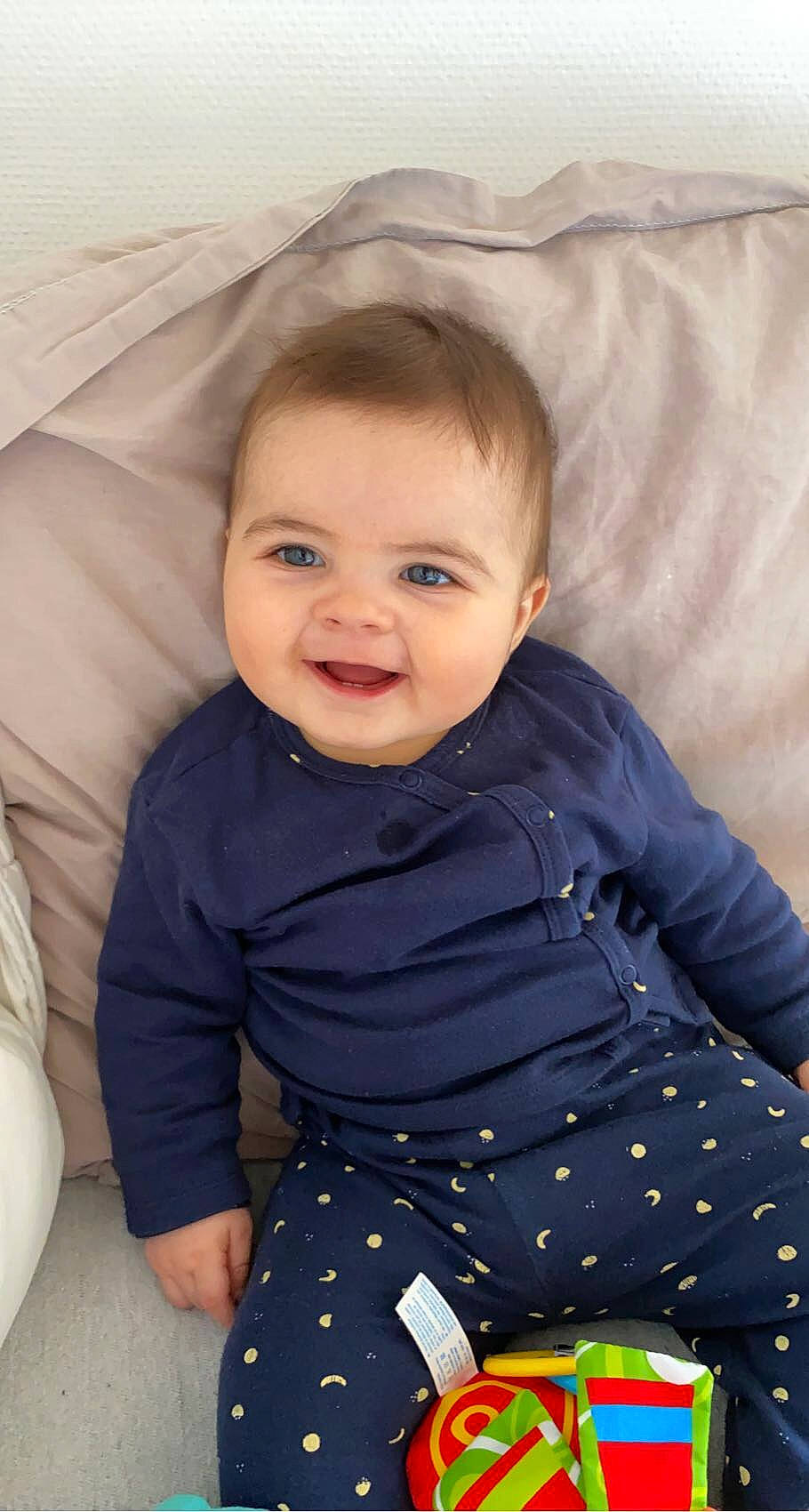 Kenzo a rejoint le concours — aidez-le/la à gagner de superbes lots ! baby, baby_toddler_clothing, cheek, child, comfort, eye, facial_expression, fun, hairstyle, happy, iris, joy, pattern, person, product, sitting, skin, sleeve, smile, t_shirt