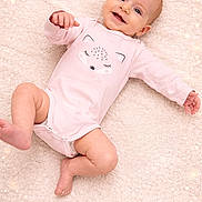 Giorgia a rejoint le concours — aidez-le/la à gagner de superbes lots ! baby, infant, smile, onesie, pink, blanket, soft_texture, lying_down, happy, face, eyes, hands, legs, toes, portrait, studio_light, cozy, newborn, cute, top_view