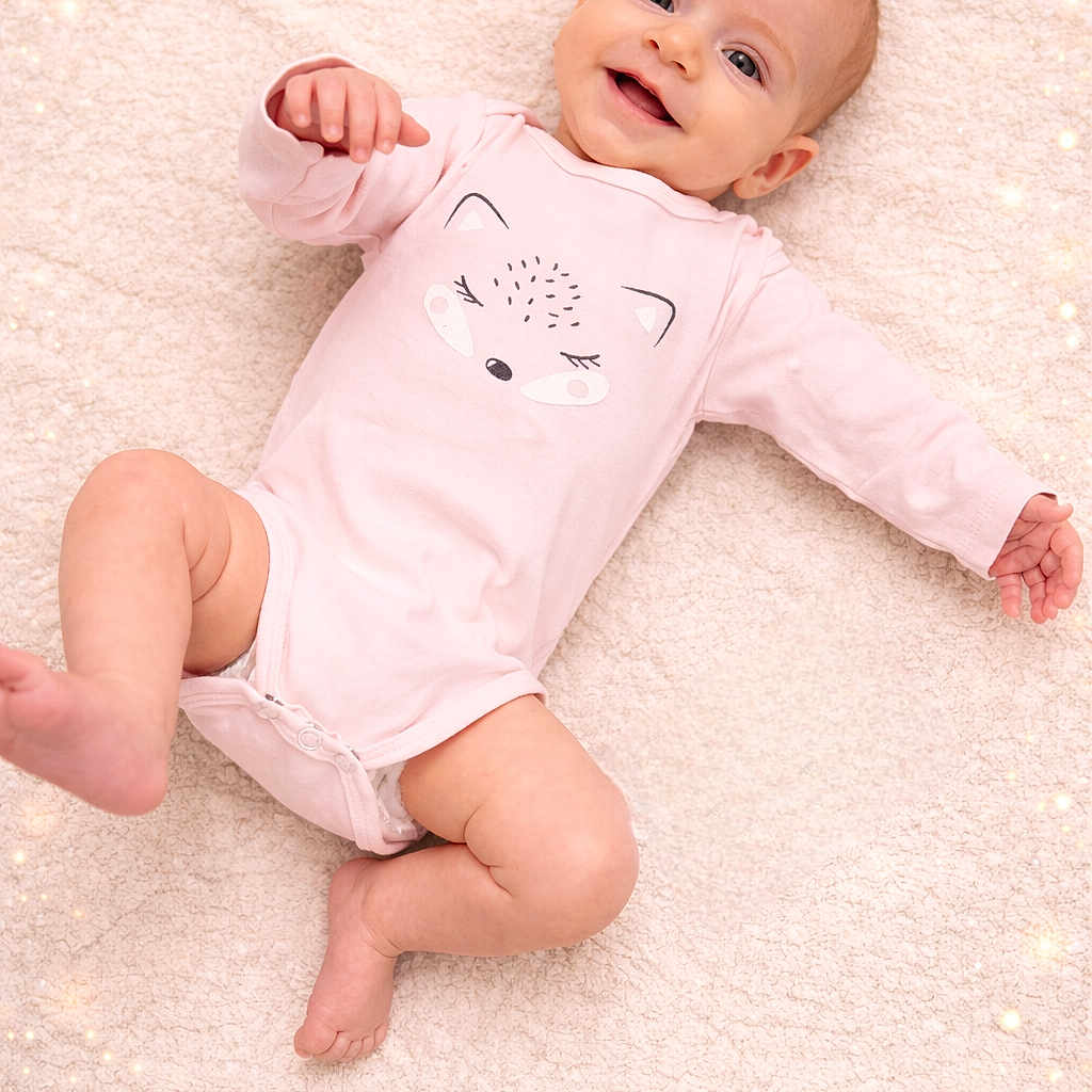 Giorgia a rejoint le concours — aidez-le/la à gagner de superbes lots ! baby, blanket, cozy, cute, eyes, face, hands, happy, infant, legs, lying_down, newborn, onesie, pink, portrait, smile, soft_texture, studio_light, toes, top_view