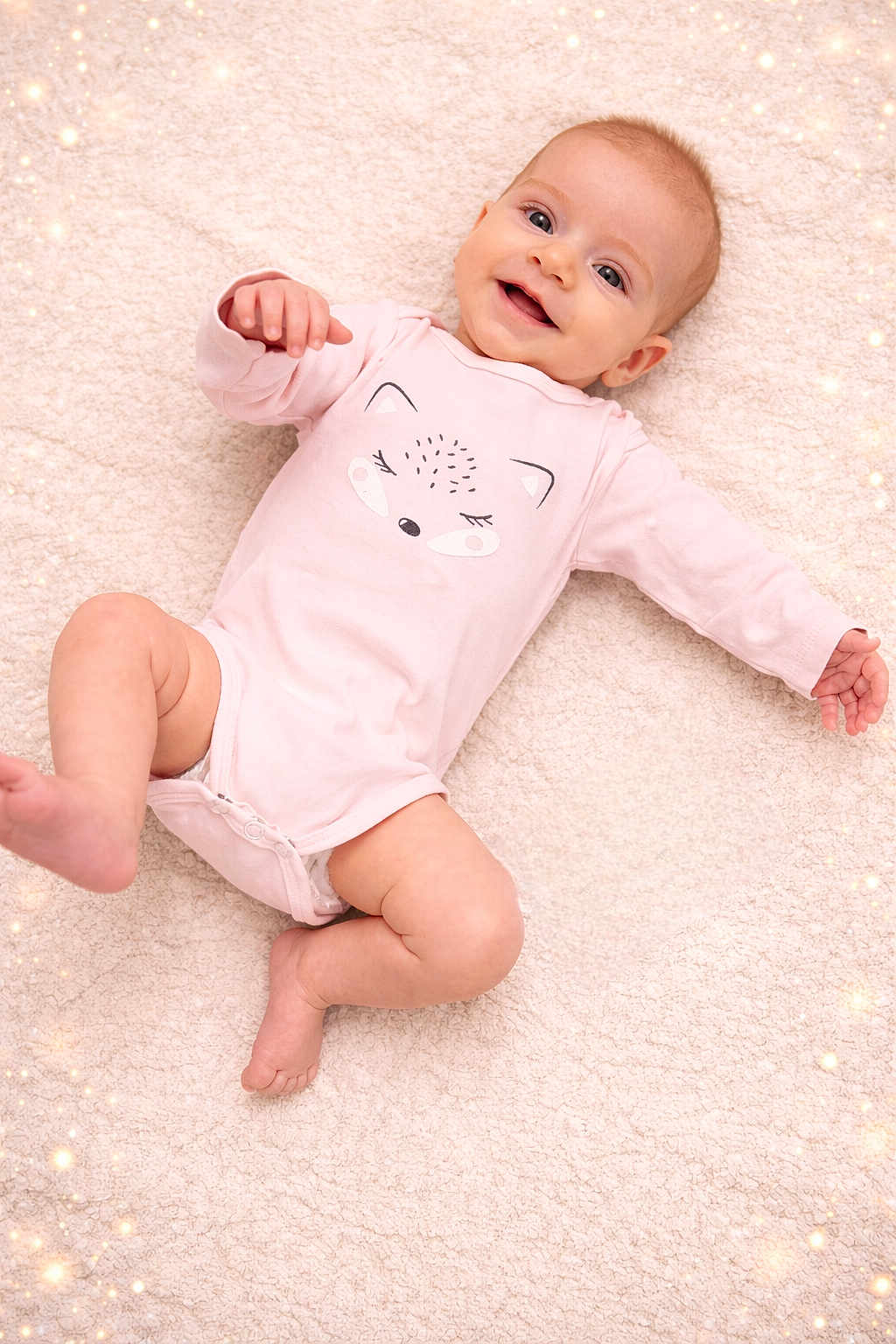 Giorgia a rejoint le concours — aidez-le/la à gagner de superbes lots ! baby, infant, smile, onesie, pink, blanket, soft_texture, lying_down, happy, face, eyes, hands, legs, toes, portrait, studio_light, cozy, newborn, cute, top_view