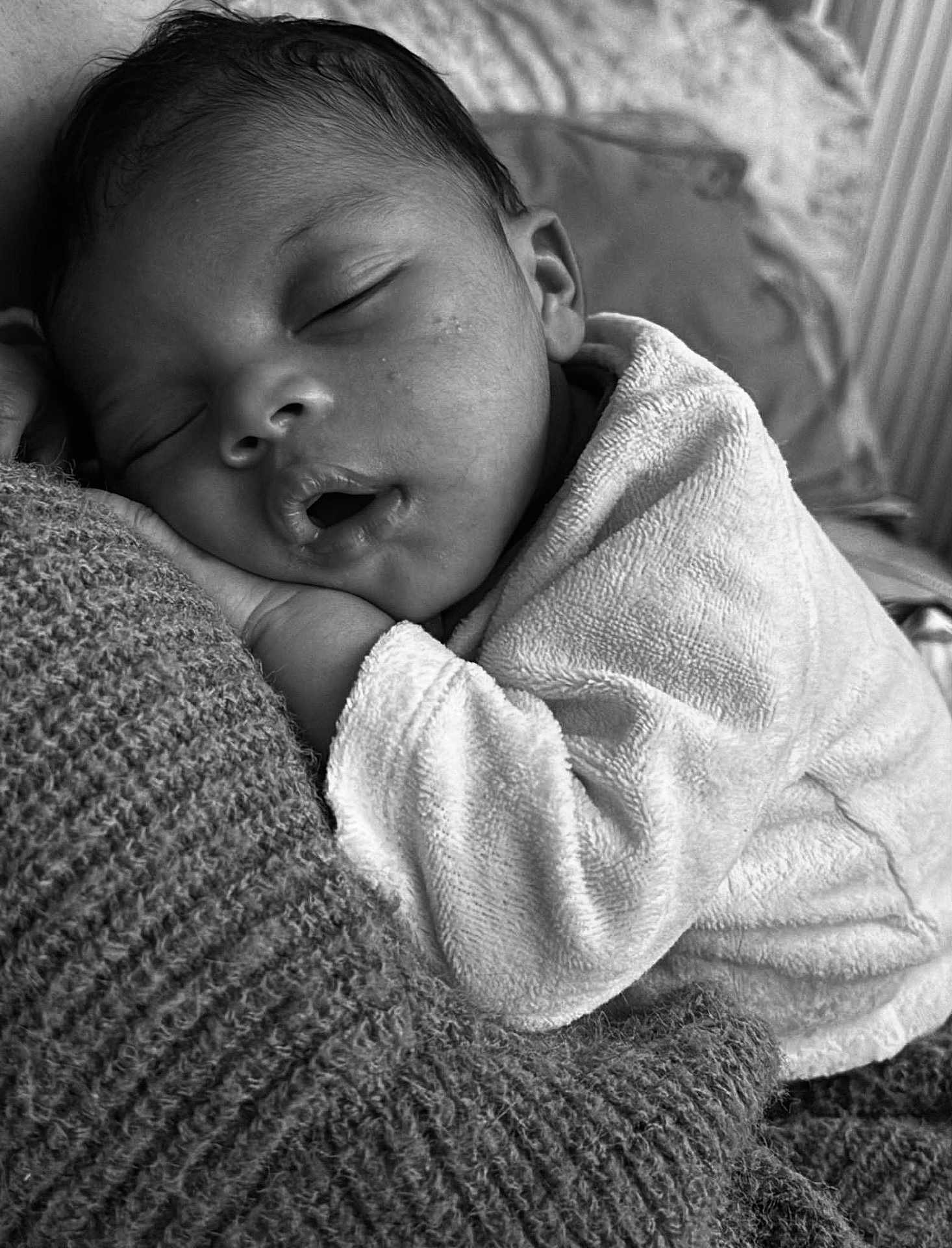 Amaro participe au concours pour gagner de l'argent avec cette photo : baby, sleeping, infant, black_and_white, cozy, blanket, knit, soft, onesie, closeup, peaceful, cute, face, hand, resting, child, portrait, toddler, napping, warm