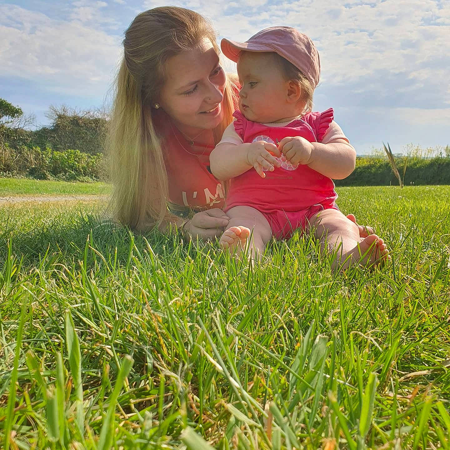 Romane a rejoint le concours — aidez-le/la à gagner de superbes lots ! child, field, fun, grass, grass_family, grassland, happy, joy, love, meadow, pasture, people_in_nature, person, photography, plant, prairie, skin, sky, smile, summer