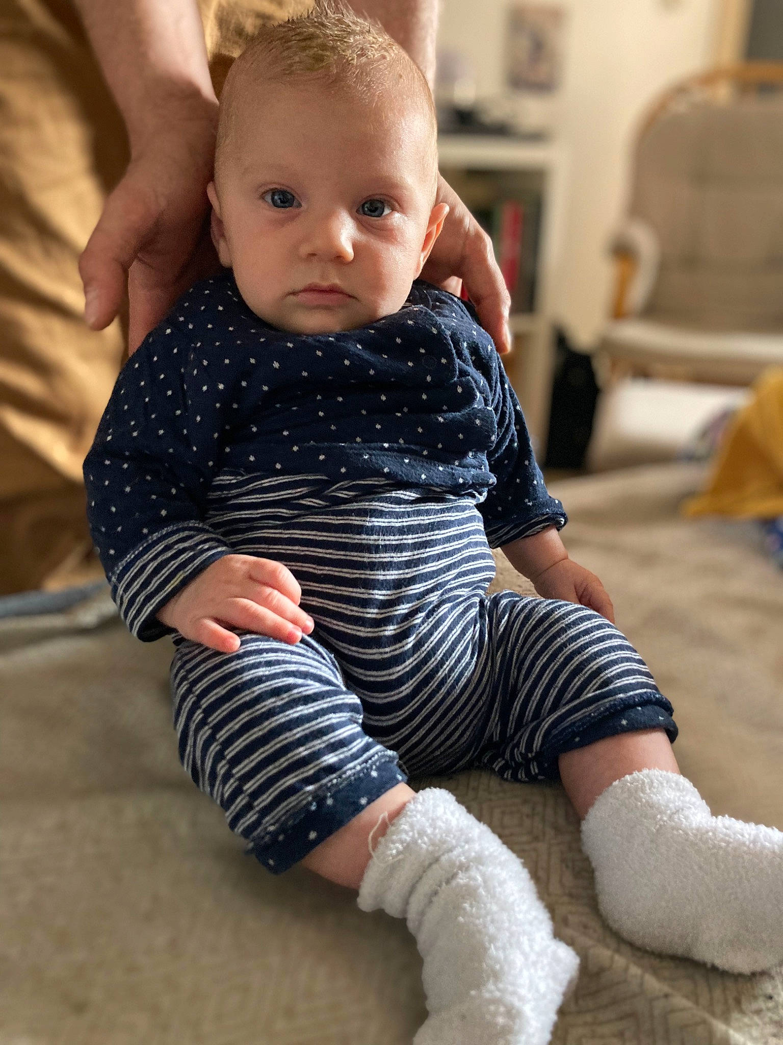 Swan a rejoint le concours — aidez-le/la à gagner de superbes lots ! arm, baby, baby_toddler_clothing, cheek, child, comfort, face, finger, flooring, happy, human_leg, joint, knee, neck, pattern, person, skin, sleeve, sock, thigh