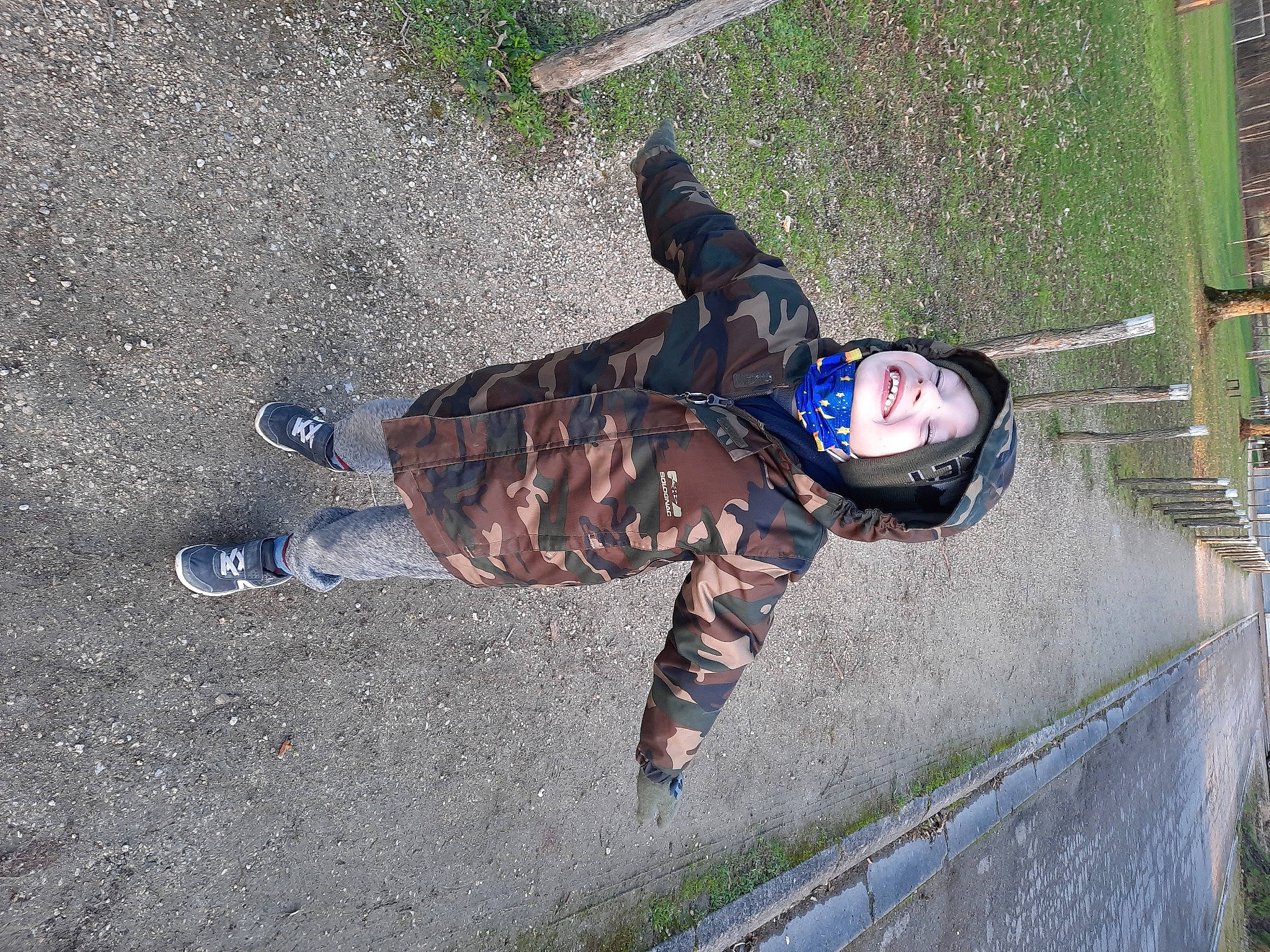 Tyron participe au concours pour gagner de l'argent avec cette photo : asphalt, boot, concrete, denim, electric_blue, grass, headwear, human_leg, joy, knee, pattern, pedestrian, person, personal_protective_equipment, recreation, road_surface, shadow, sidewalk, sock, street_fashion