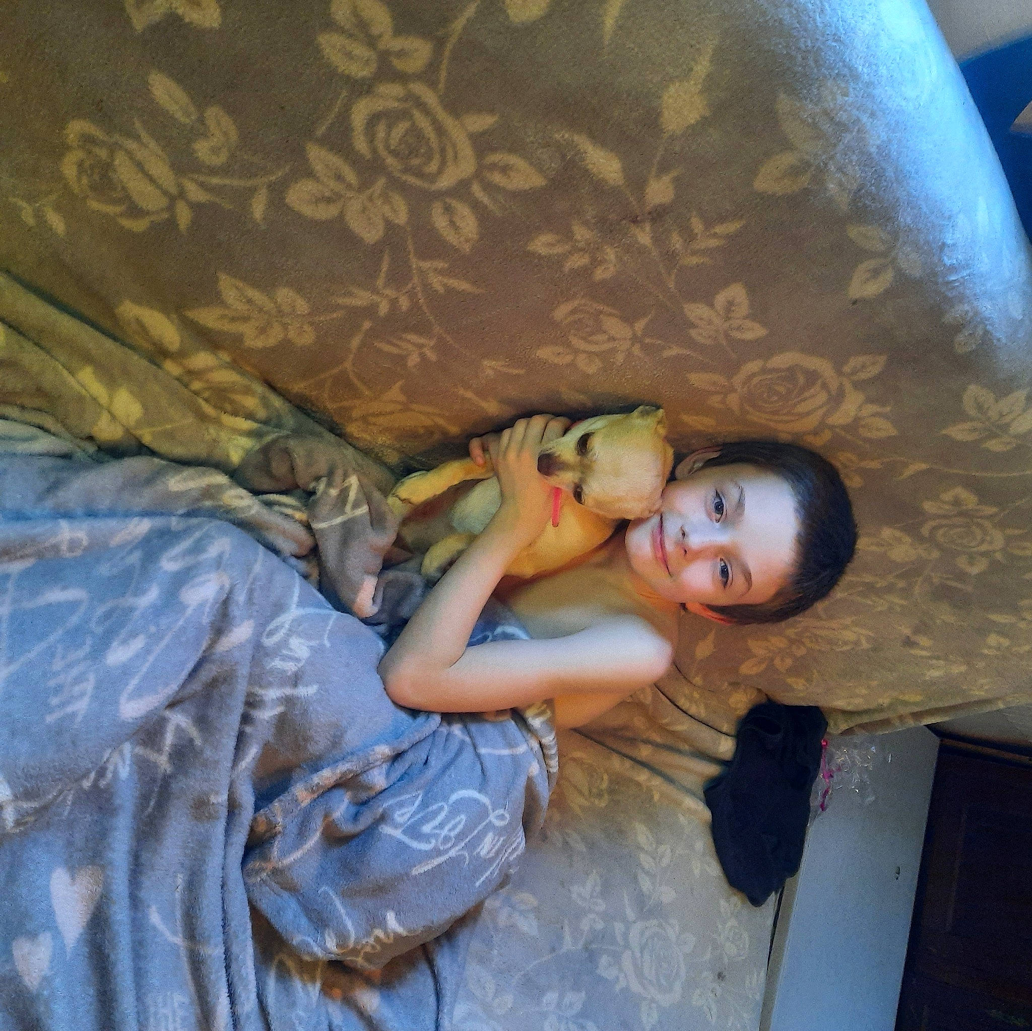 Tyron a rejoint le concours — aidez-le/la à gagner de superbes lots ! child, comfort, doll, flash_photography, fun, iris, joy, linens, person, room, sitting, tints_and_shades, toddler, toy, vacation, vertebrate, vintage_clothing