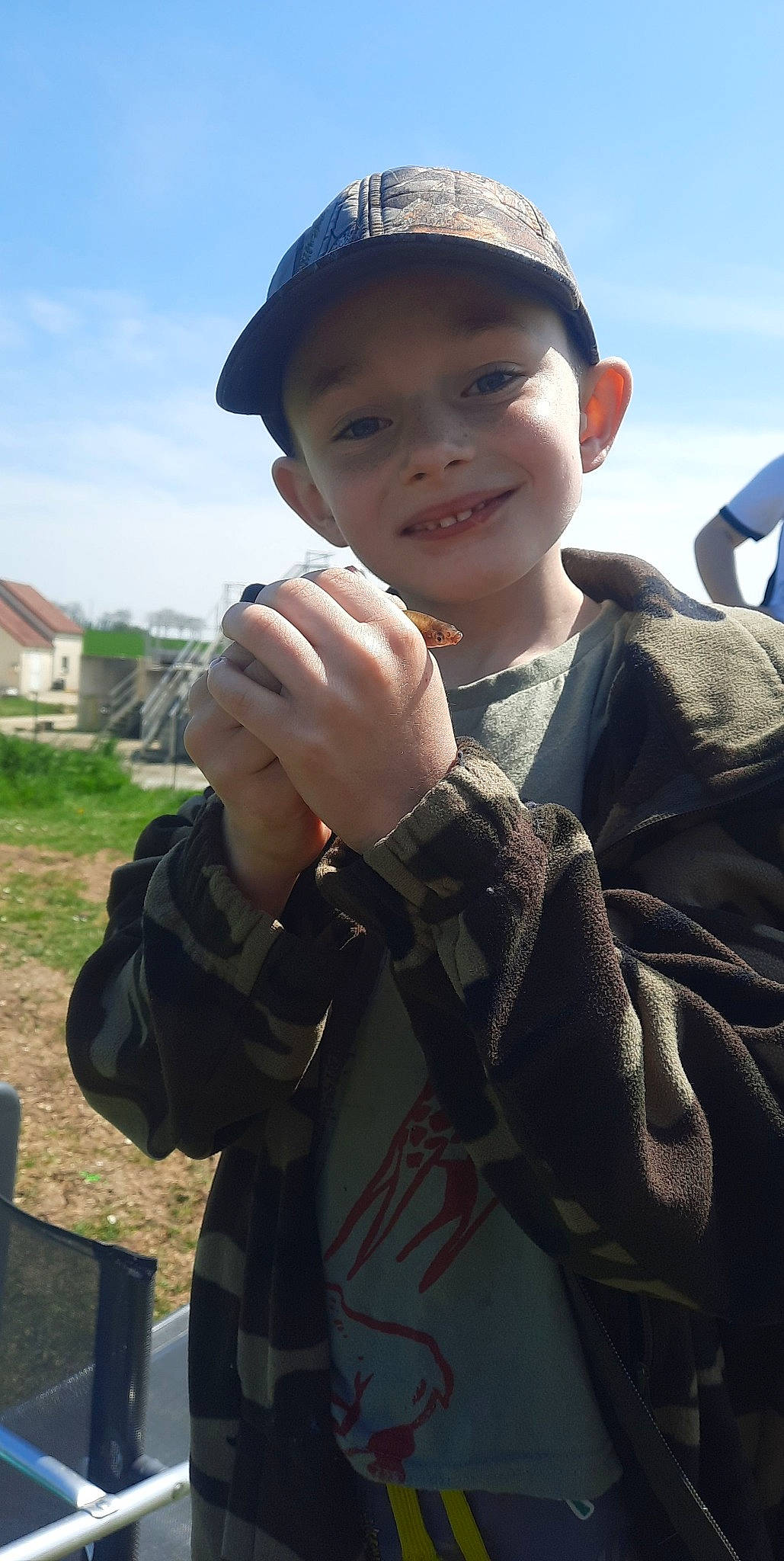 Tyron participe au concours pour gagner de l'argent avec cette photo : baseball_cap, cap, cloud, cool, eye, finger, gesture, grass, happy, headgear, headwear, joy, lip, person, plant, skin, sky, sleeve, smile, thumb