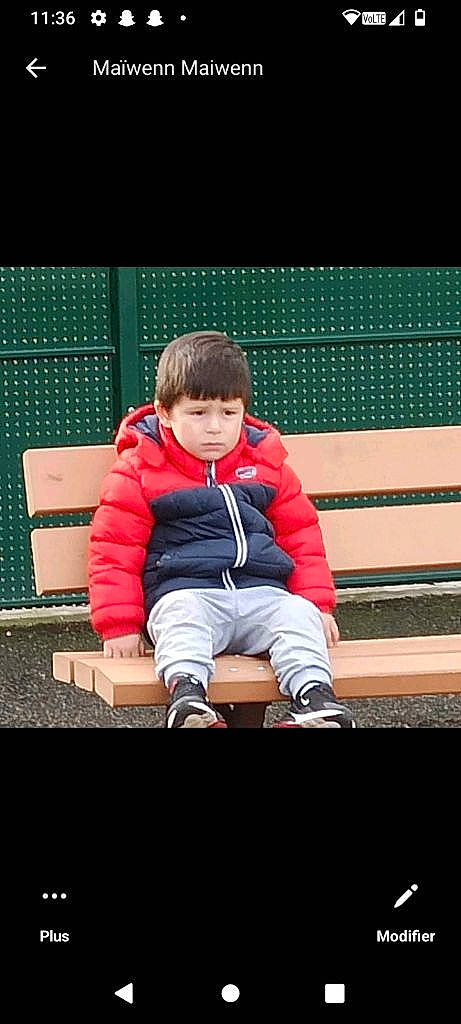 Tony a rejoint le concours — aidez-le/la à gagner de superbes lots ! baby_toddler_clothing, carmine, child, comfort, eye, flash_photography, fun, happy, human_leg, jacket, knee, leisure, person, portrait_photography, recreation, sitting, sleeve, symmetry, tints_and_shades, toddler