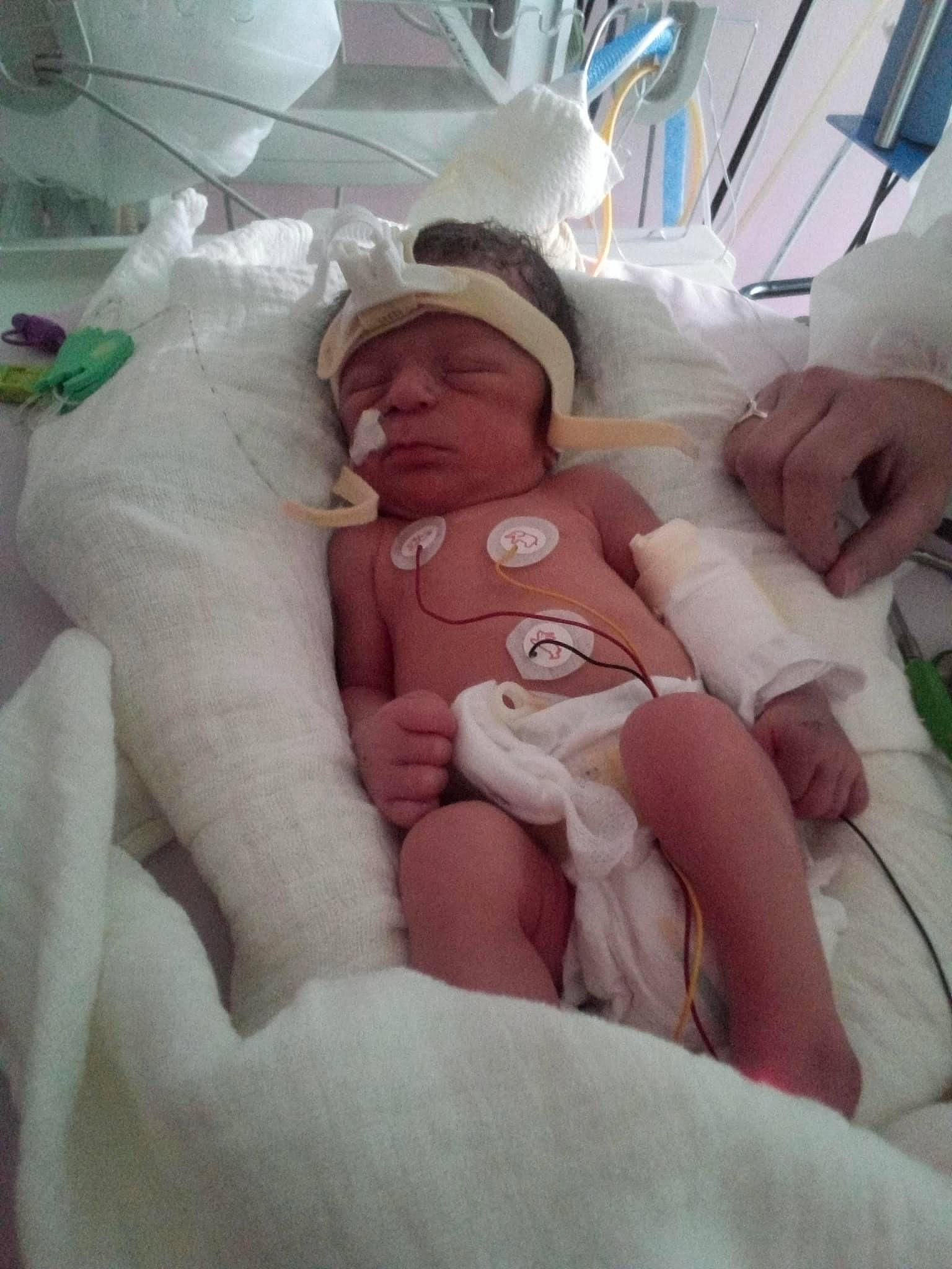 Tony a rejoint le concours — aidez-le/la à gagner de superbes lots ! baby, bed, child, comfort, event, finger, hat, headwear, health_care, hospital, hospital_bed, human_body, linens, medical, medical_equipment, medical_procedure, patient, person, service, skin