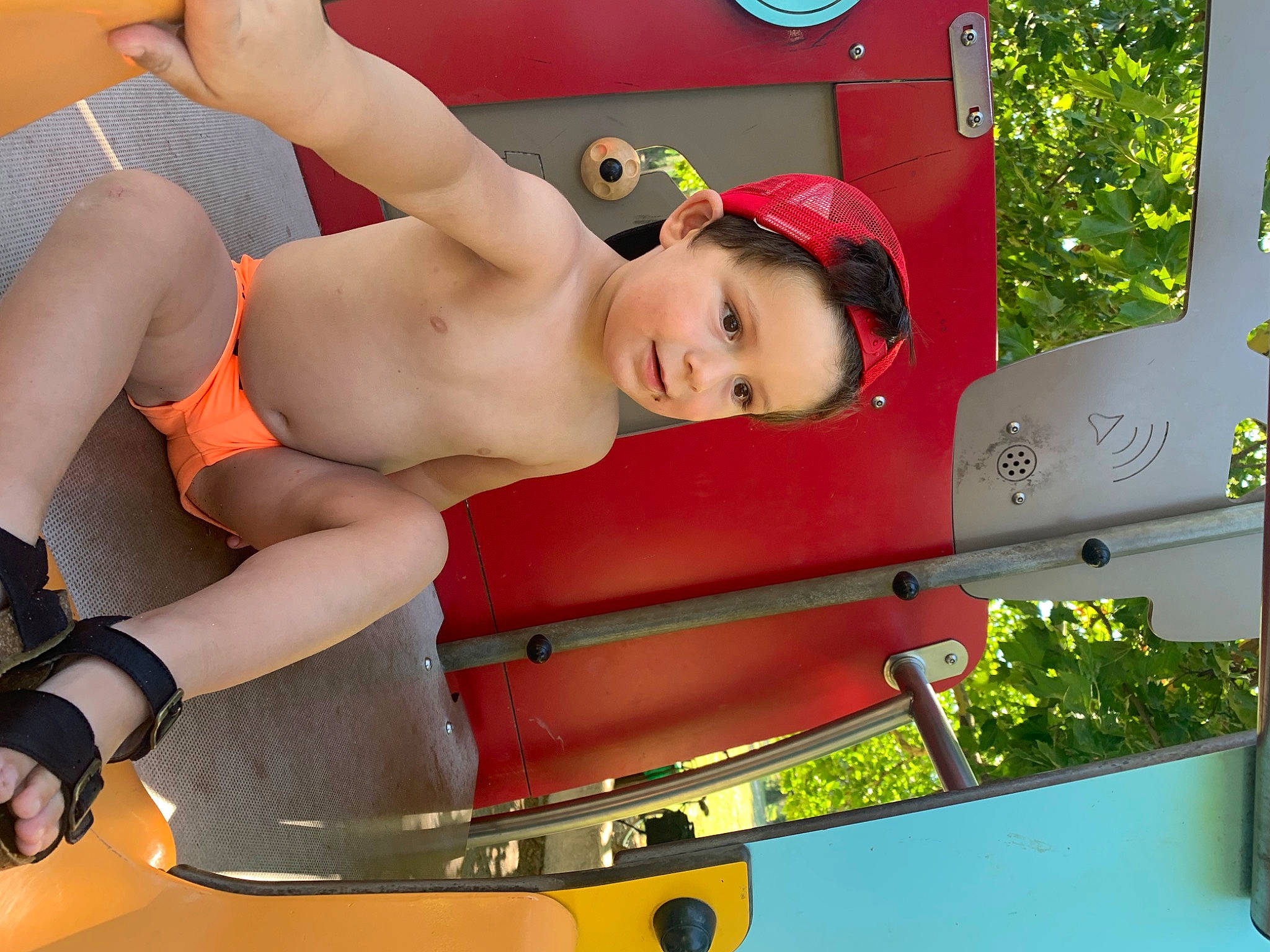 Tony participe au concours pour gagner de l'argent avec cette photo : abdomen, chest, elbow, fun, human_leg, knee, leisure, muscle, navel, person, recreation, red, shorts, sunglasses, swimwear, thigh, trunk, undergarment, underpants, yellow