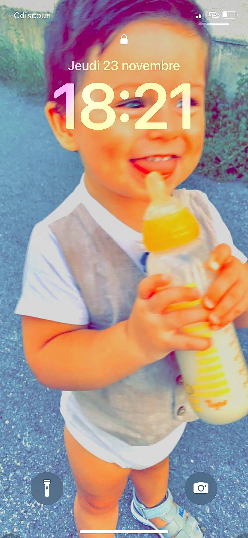 Tony participe au concours pour gagner de l'argent avec cette photo : arm, child, drinkware, electric_blue, finger, fun, gesture, goggles, happy, nail, orange, person, plastic, plastic_bottle, smile, sunglasses, t_shirt, thumb, toddler, toy