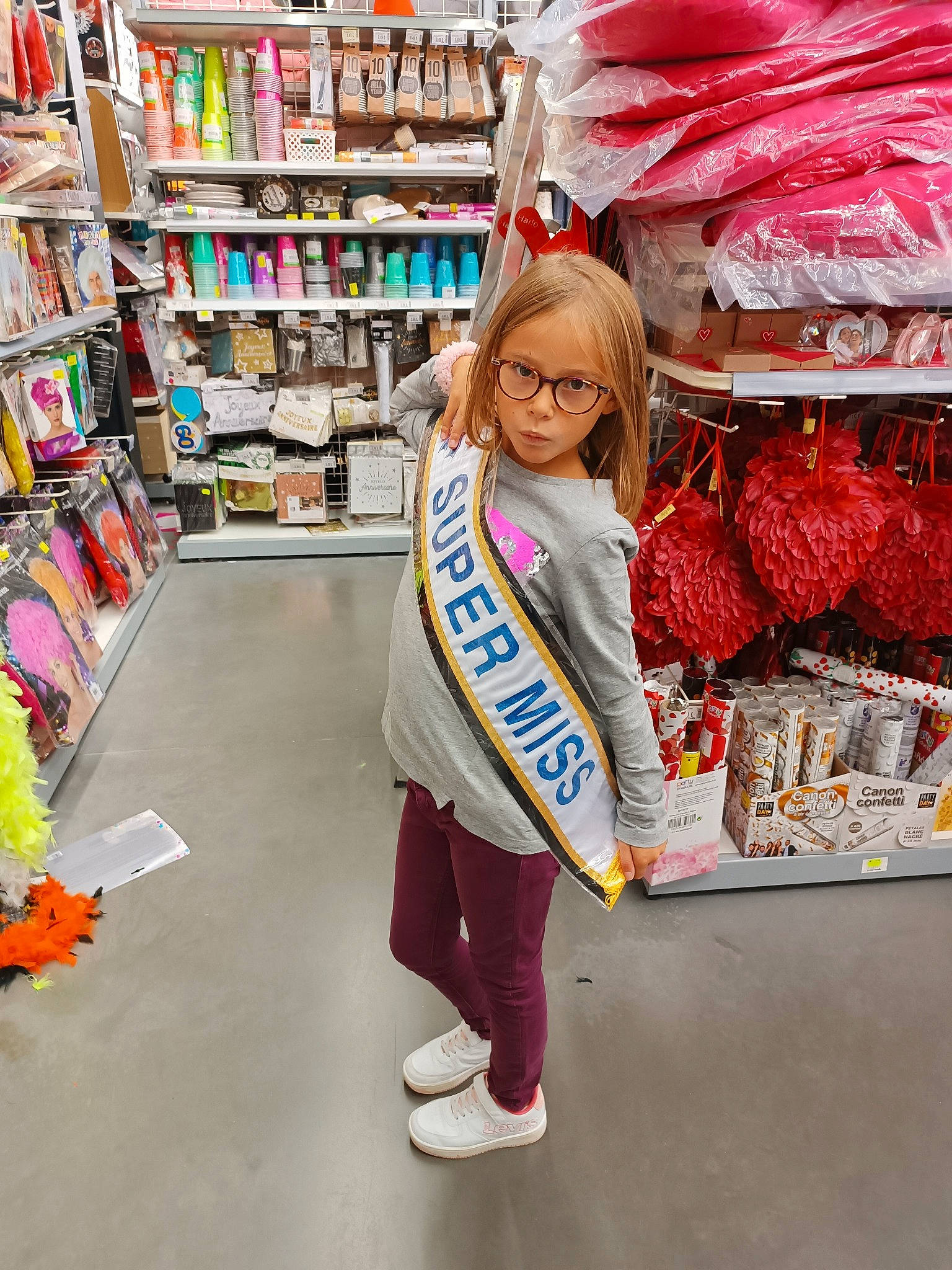 Lyana participe au concours pour gagner de l'argent avec cette photo : building, convenience_store, customer, eyewear, fashion_accessory, flooring, fun, fur, peach, person, publication, retail, service, shelf, shelving, shoe, shopping, sleeve, sportswear, supermarket