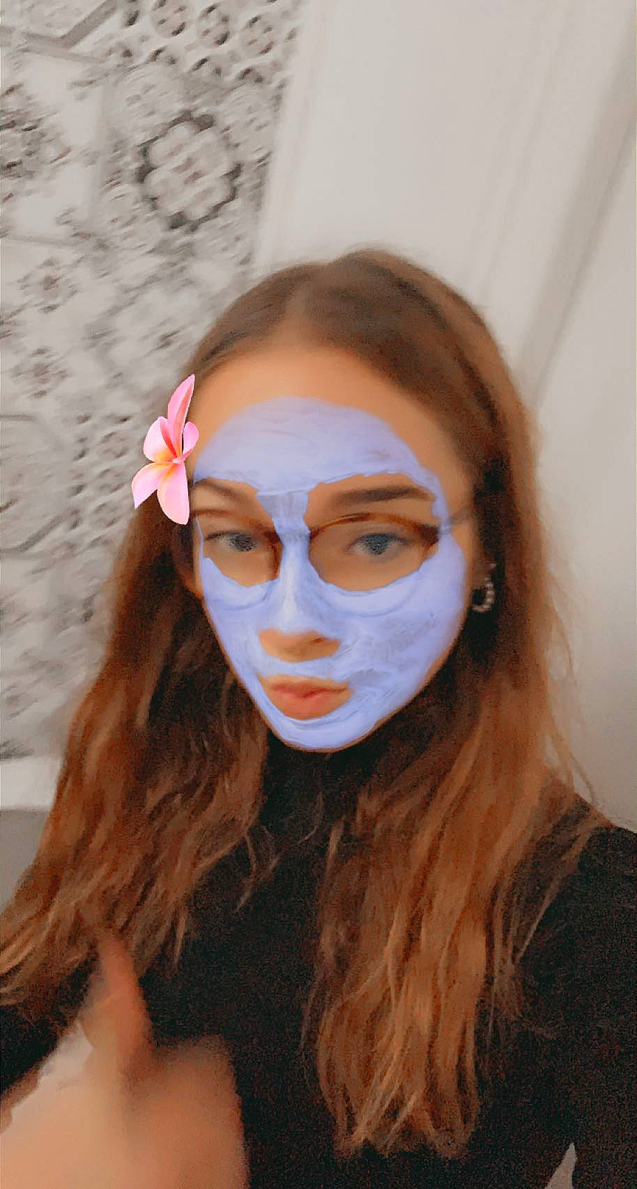 Anna participe au concours pour gagner de l'argent avec cette photo : bangs, black_hair, chin, eye, eyebrow, eyelash, eyewear, forehead, fun, glasses, happy, head, headgear, headpiece, jaw, lip, person, petal, red_hair, vision_care