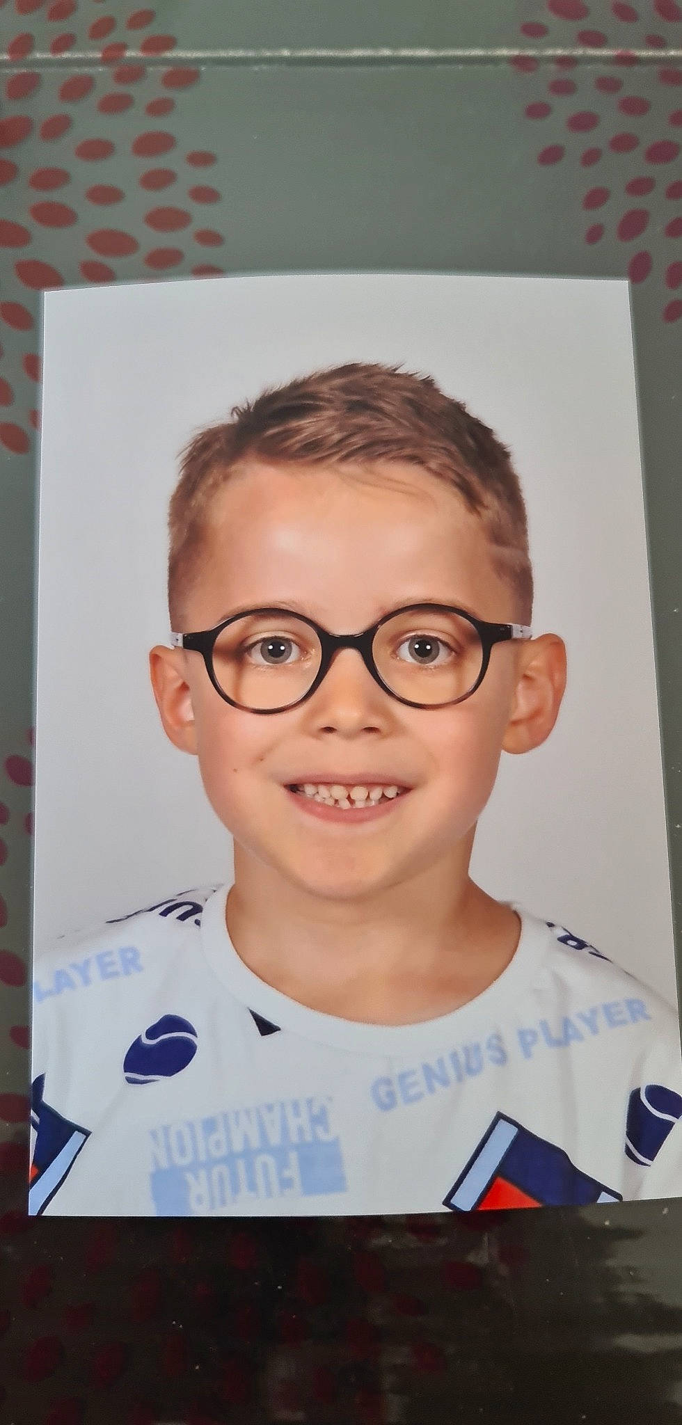 Wyatt a rejoint le concours — aidez-le/la à gagner de superbes lots ! cheek, child, cool, eyebrow, eyelash, eyewear, forehead, fun, glasses, happy, iris, jaw, joy, nose, person, portrait, portrait_photography, sleeve, smile, t_shirt
