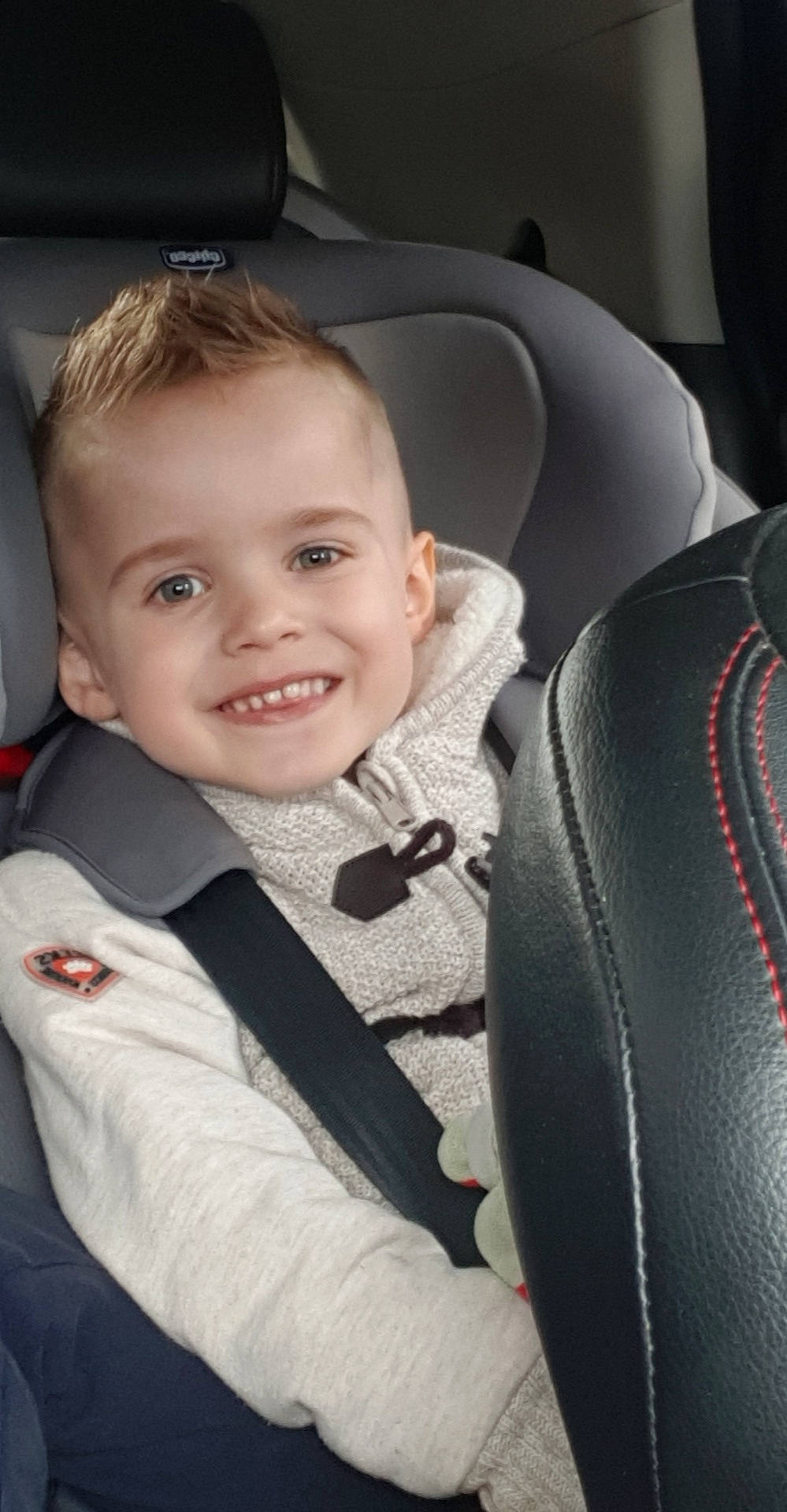 Wyatt a rejoint le concours — aidez-le/la à gagner de superbes lots ! auto_part, baby, baby_in_car_seat, car, car_seat, car_seat_cover, child, family_car, head_restraint, joy, person, seat_belt, smile, toddler