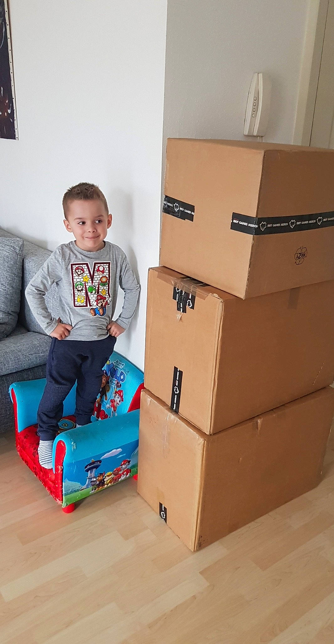 Wyatt participe au concours pour gagner de l'argent avec cette photo : box, cardboard, carton, child, drawer, furniture, package_delivery, packaging_and_labeling, paper_product, person, play, relocation, shipping_box, toddler
