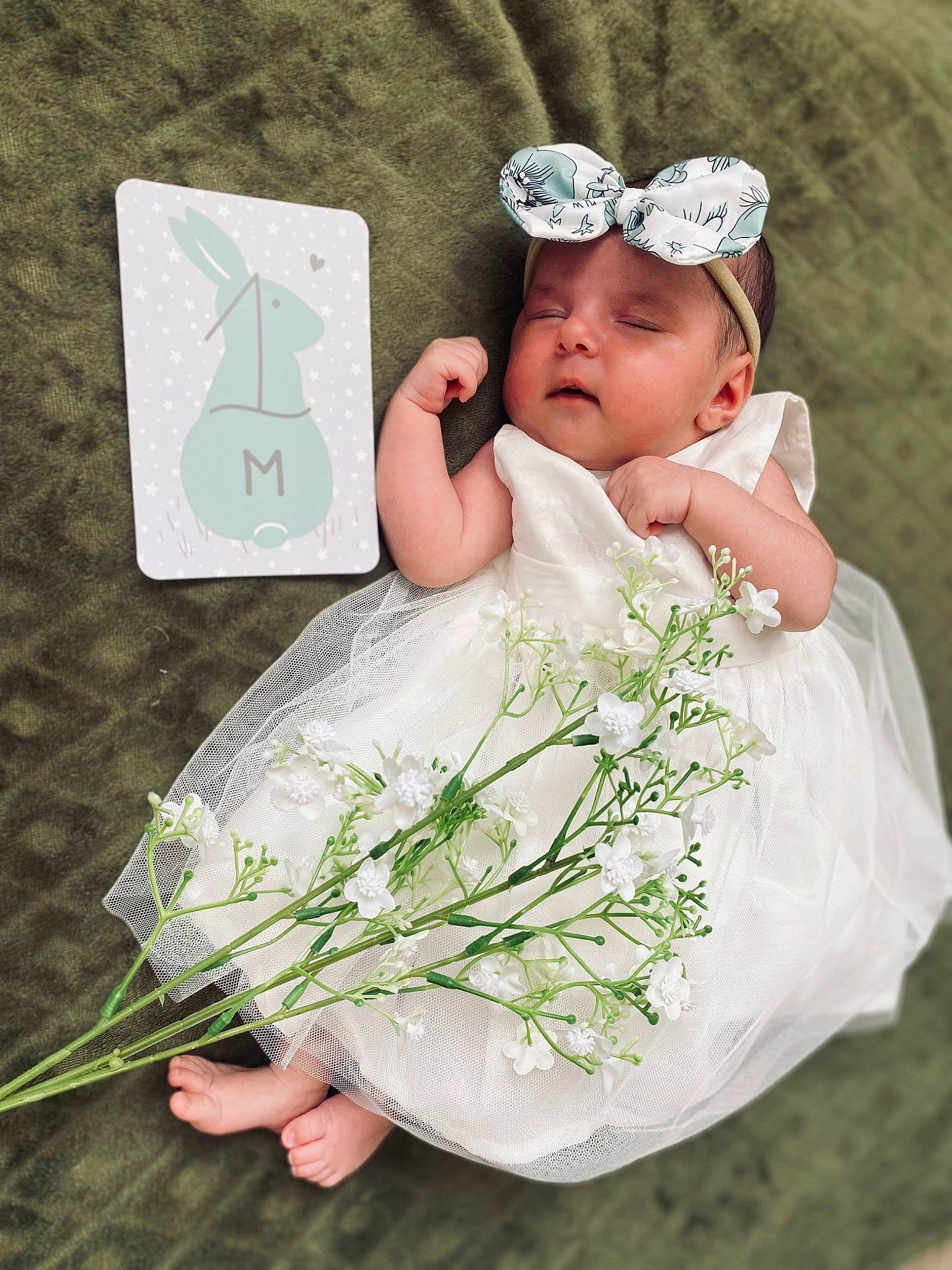 Iris a rejoint le concours — aidez-le/la à gagner de superbes lots ! baby, baby_toddler_clothing, bouquet, cap, child, cut_flowers, dress, event, flower, flower_arranging, grass, happy, headpiece, headwear, linens, people_in_nature, person, petal, pink, plant
