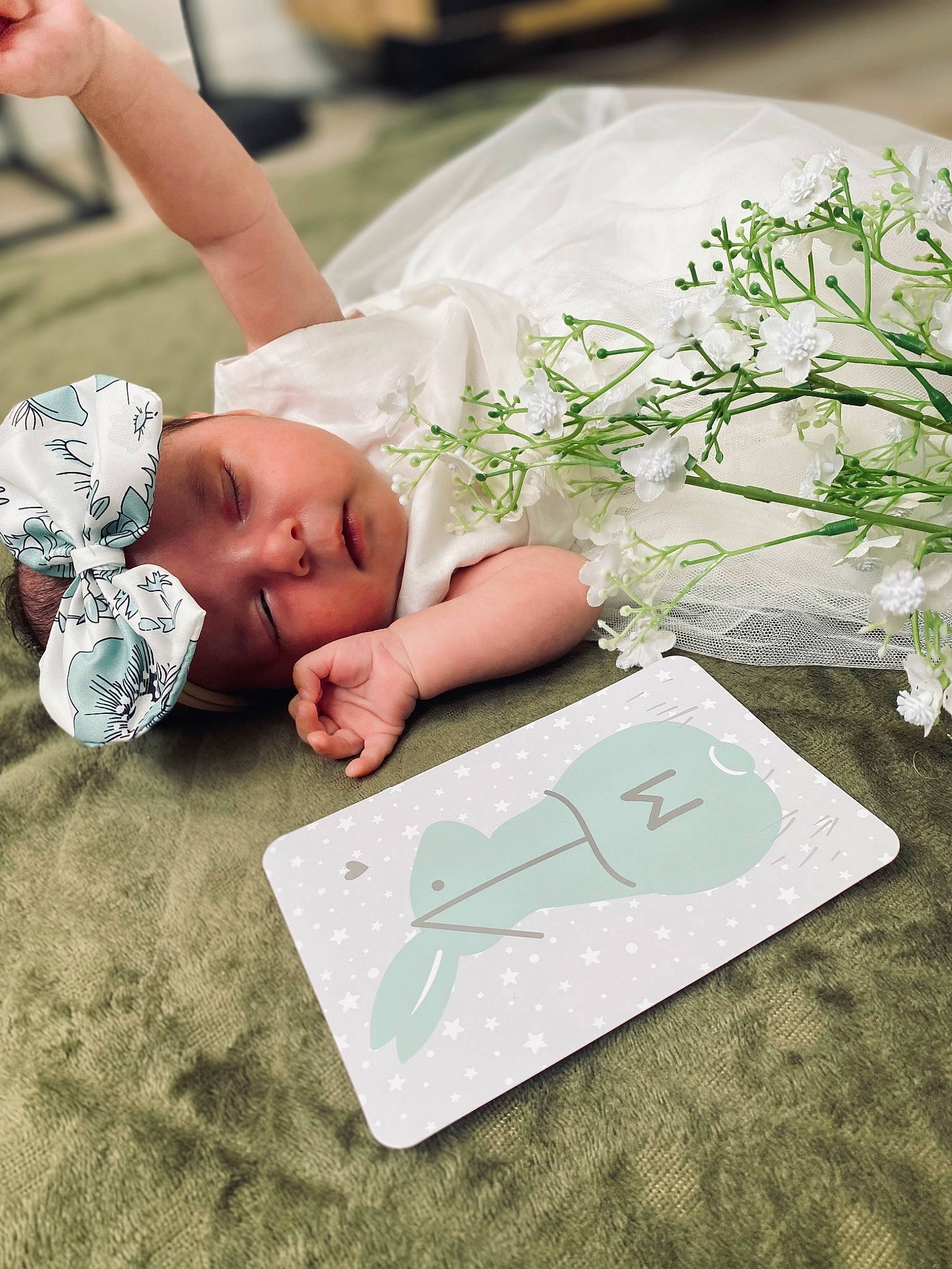 Iris participe au concours pour gagner de l'argent avec cette photo : baby, child, comfort, event, font, grass, happy, headwear, illustration, leaf, linens, paper, paper_product, pattern, person, portrait_photography, room, sitting, t_shirt, table