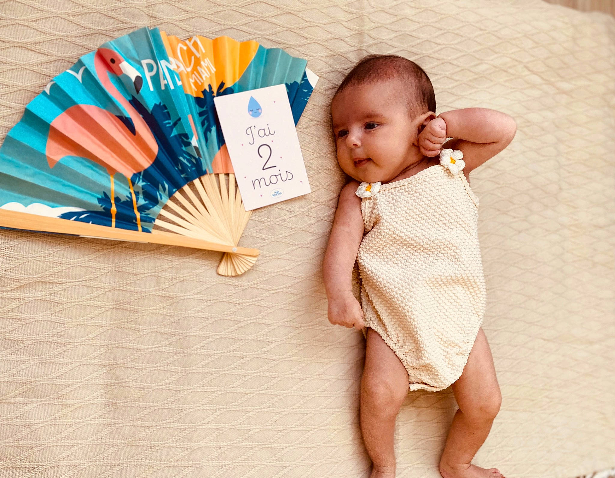 Iris participe au concours pour gagner de l'argent avec cette photo : baby, baby_toddler_clothing, barefoot, book, child, comfort, fashion_accessory, flooring, foot, fun, hand_fan, happy, human_leg, paper_product, pattern, person, publication, room, thigh, toddler