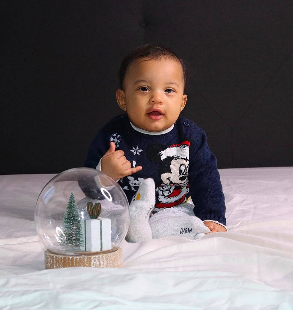 Jean Pasc a rejoint le concours — aidez-le/la à gagner de superbes lots ! baby, baby_toddler_clothing, carmine, cheek, child, comfort, drinkware, event, flash_photography, fun, happy, head, person, serveware, sitting, sleeve, smile, t_shirt, table, tablecloth