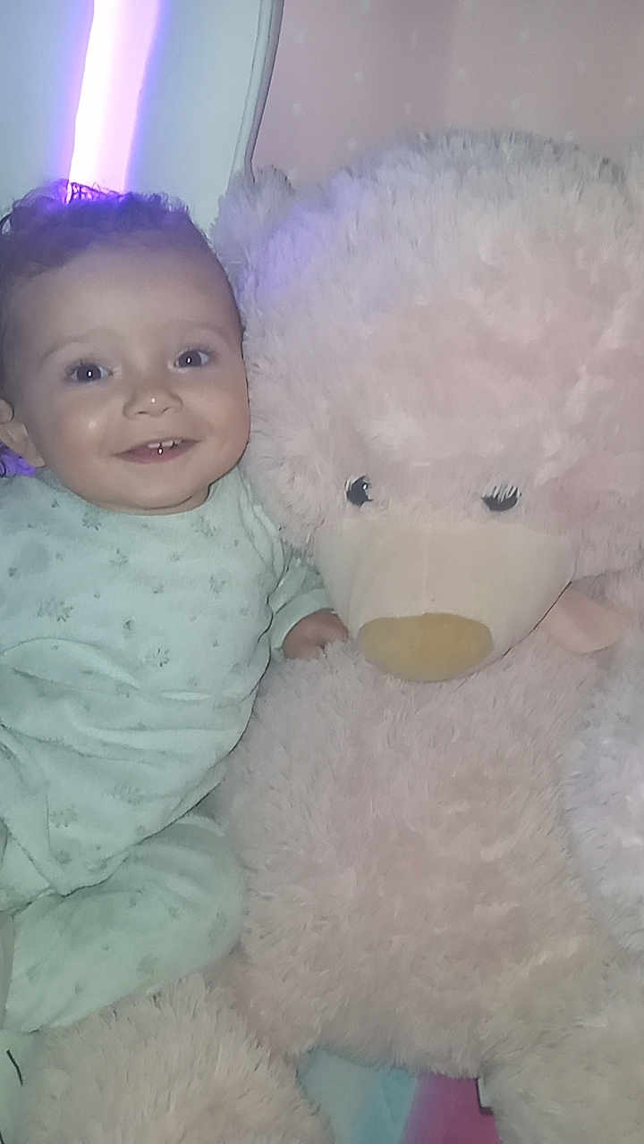 Ayla a rejoint le concours — aidez-le/la à gagner de superbes lots ! baby, child, smile, pajamas, teddy_bear, plush_toy, cuddle, soft, indoor, cute, happy, infant, face, toy, comfort, childhood, young, person, portrait, warm