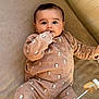 élio participe au concours pour gagner de l'argent avec cette photo : baby, blanket, child, cozy, cute, face, fingers, hand, indoors, infant, looking_at_camera, lying_down, onesie, patterned_clothing, portrait, resting, sleepwear, soft_texture, warm_colors, young_child