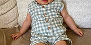 élio participe au concours pour gagner de l'argent avec cette photo : baby, casual, child, comfortable, couch, cozy, curious, expression, face, foot, furniture, hand, indoors, infant, plaid, romper, sitting, skin, soft, young