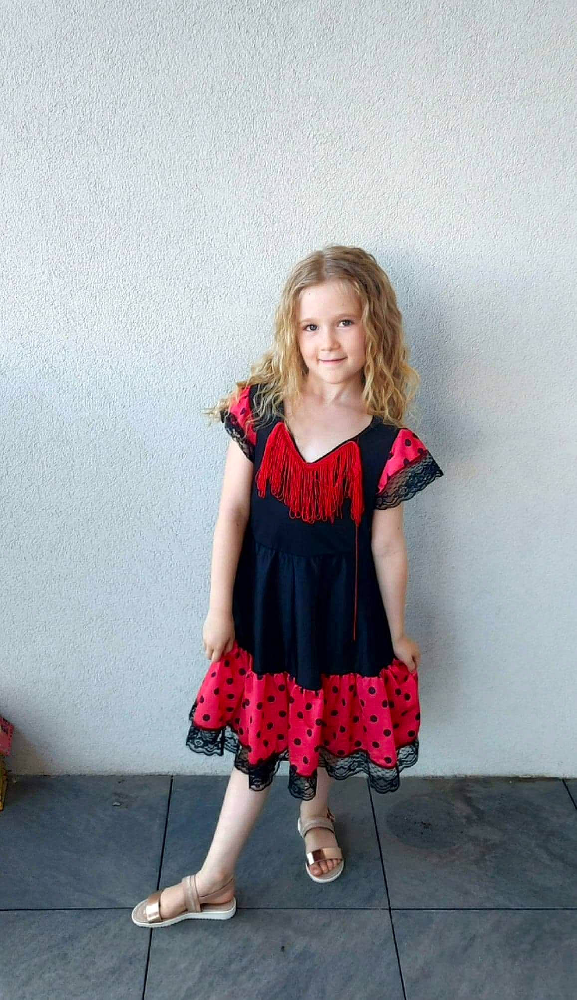 Maina participe au concours pour gagner de l'argent avec cette photo : blond, day_dress, fashion_design, hair, happy, human_leg, joint, joy, knee, leg, magenta, pattern, person, pink, shoe, shoulder, sleeve, smile, thigh, toddler