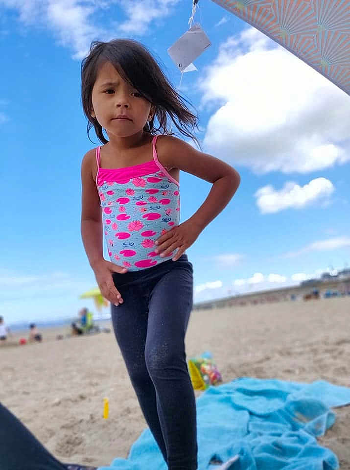 Thayana a rejoint le concours — aidez-le/la à gagner de superbes lots ! beach, child, child_model, clothing, denim, fun, jeans, leg, leggings, leisure, person, pink, play, sand, sea, smile, summer, textile, trousers, vacation