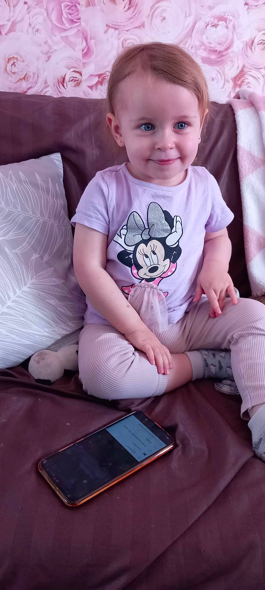 Jade participe au concours pour gagner de l'argent avec cette photo : baby, baby_toddler_clothing, cheek, comfort, communication_device, eye, face, finger, gadget, hairstyle, happy, head, iris, joy, mobile_phone, person, pink, skin, sleeve, smile