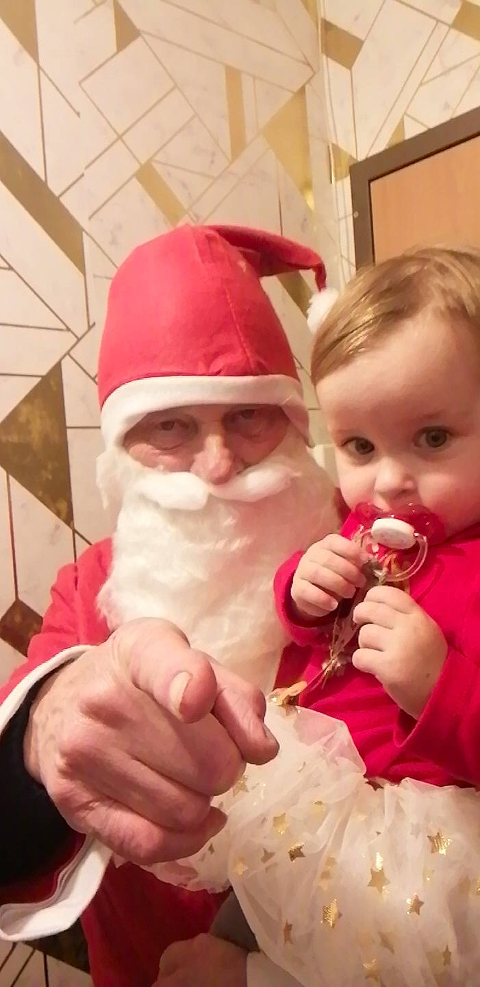 Jade a rejoint le concours — aidez-le/la à gagner de superbes lots ! baby, baby_toddler_clothing, beard, cheek, child, christmas, event, finger, gesture, hand, happy, hat, head, headwear, holiday, human_body, lap, person, pink, santa_claus