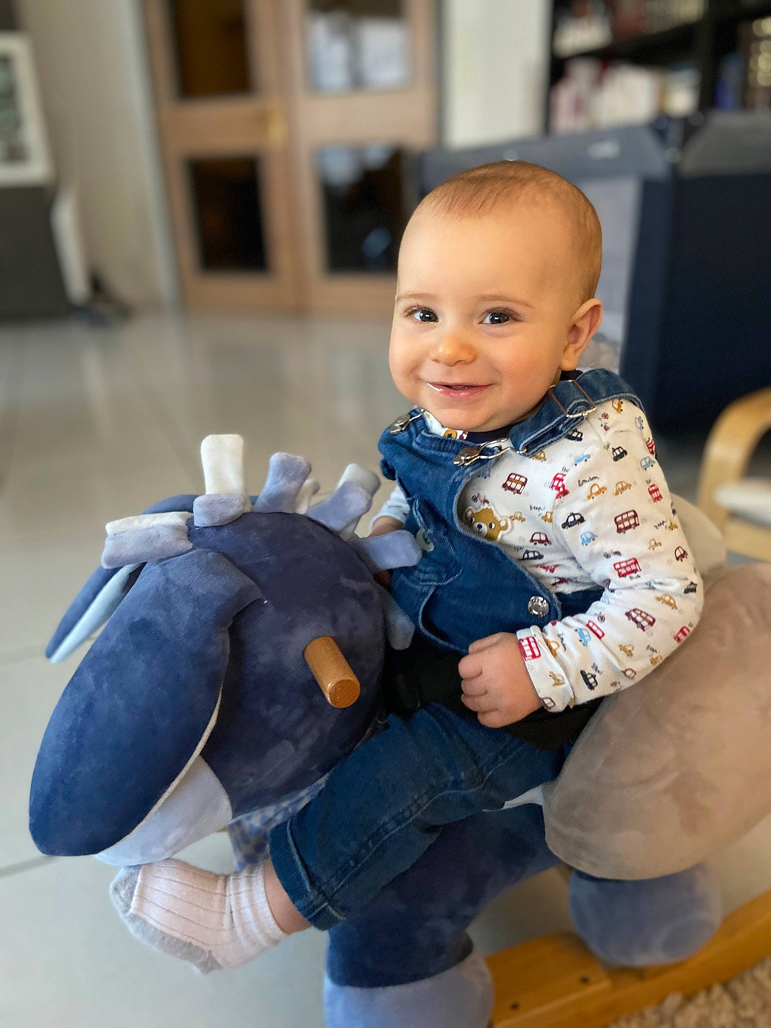 Gabriel a rejoint le concours — aidez-le/la à gagner de superbes lots ! baby, baby_toddler_clothing, cheek, comfort, face, facial_expression, flooring, fun, gesture, hairstyle, happy, joint, joy, knee, leg, person, shoe, skin, smile, sneakers