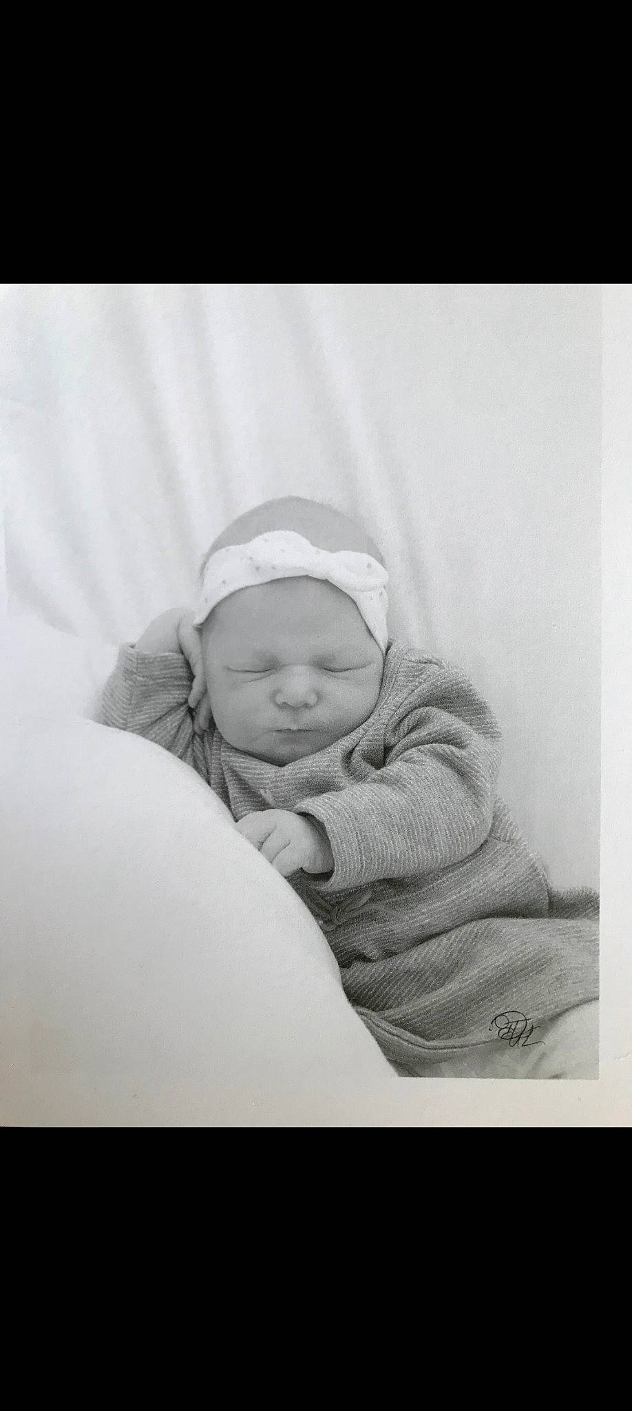 Hanaë a rejoint le concours — aidez-le/la à gagner de superbes lots ! art, baby, baby_sleeping, baby_toddler_clothing, beanie, cap, child, comfort, happy, monochrome, monochrome_photography, person, portrait_photography, room, sitting, sleeve, toddler, winter