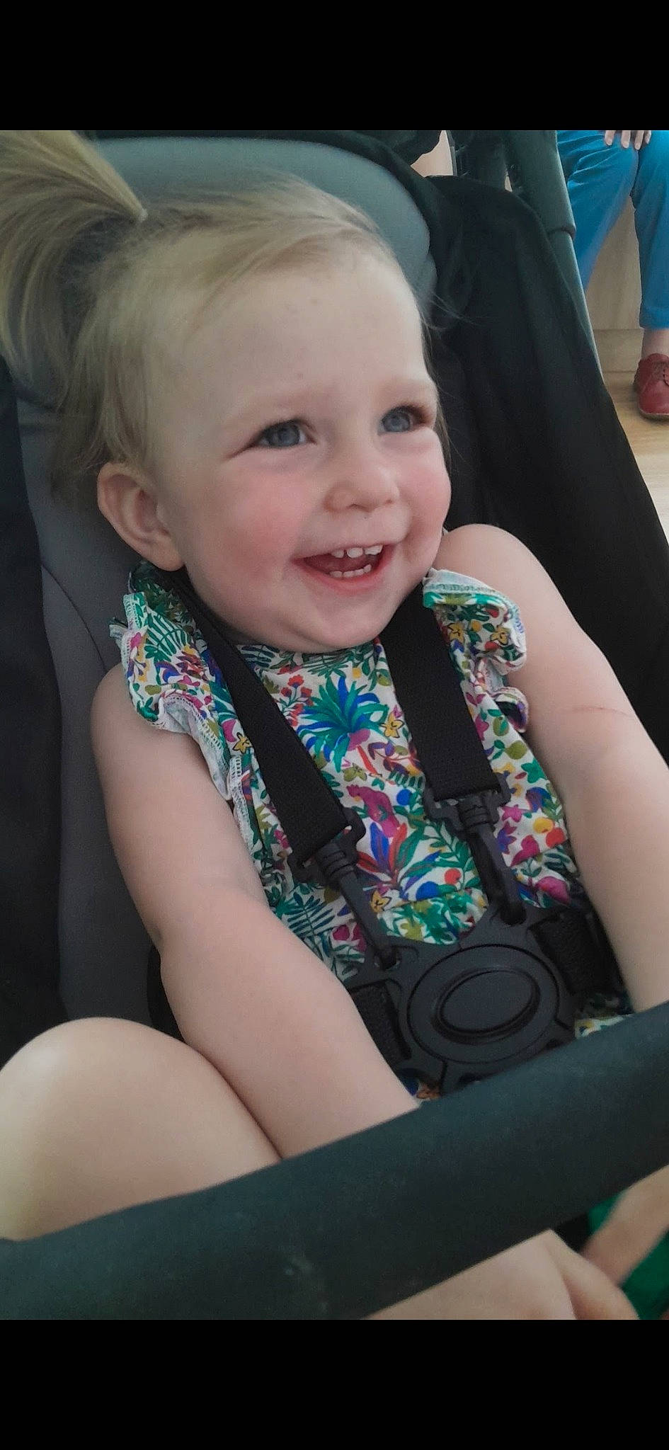 Hanaë a rejoint le concours — aidez-le/la à gagner de superbes lots ! arm, baby, baby_carriage, baby_toddler_clothing, blond, blue, cheek, child, facial_expression, hairstyle, happy, human_body, iris, joy, neck, person, pink, product, skin, smile