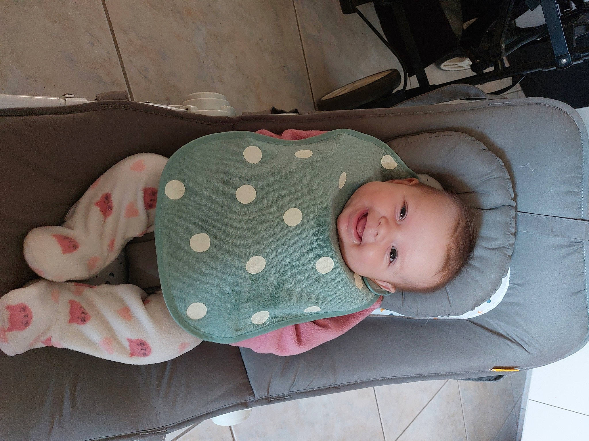 Noémie participe au concours pour gagner de l'argent avec cette photo : baby, baby_products, baby_safety, baby_toddler_clothing, bedtime, child, comfort, eye, joy, linens, mammal, nap, pattern, person, sitting, skin, sleep, sleeve, smile, toddler