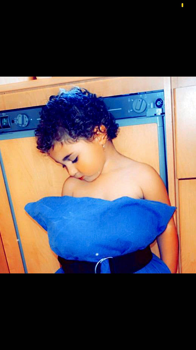 Cybelia a rejoint le concours — aidez-le/la à gagner de superbes lots ! aqua, arm, azure, blue, child, electric_blue, eye, flash_photography, fun, hair, happy, human_body, leisure, magenta, person, portrait_photography, purple, rectangle, sitting, thigh