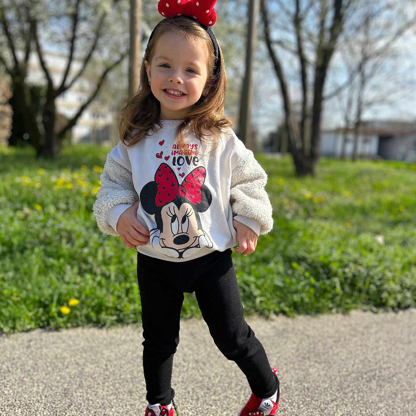 Mira participe au concours pour gagner de l'argent avec cette photo : bow, cartoon, child, girl, grass, happy, headband, minnie_mouse, outdoors, portrait, red_shoes, sidewalk, smile, sneakers, spring, standing, sunlight, sweatshirt, toddler, trees